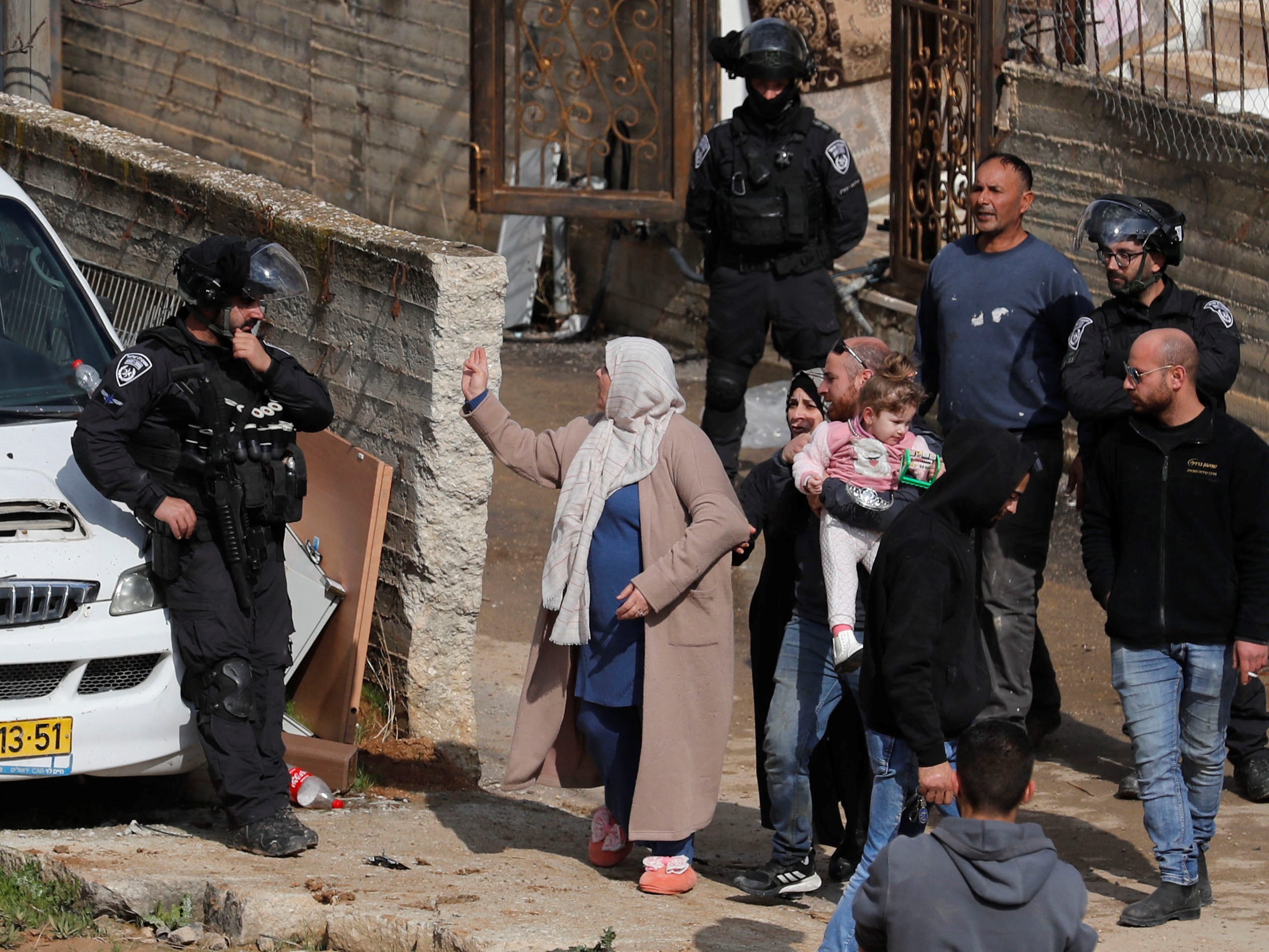 Seorang wanita Palestina menunjuk ke arah pasukan Israel sebelum mesin Israel mulai menghancurkan rumah milik keluarga Palestina di al-Tur.