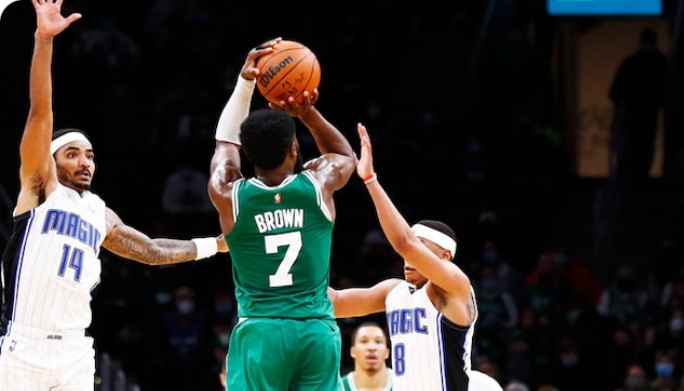 Pebasket Boston Celtics Jaylen Brown melepaskan tembakan dalam laga NBA melawan Orlando Magic