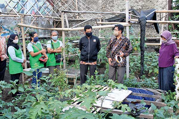 Sosialisasi program penelitian pemandatan untuk mitigasi dan penanganan pandemi covid-19 di Gejayan, Yogyakarta.