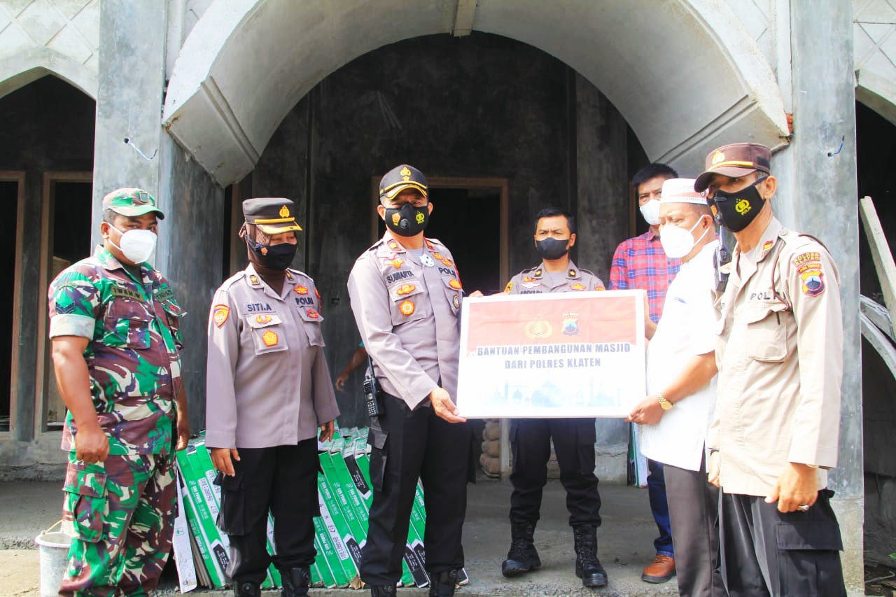 Wakapolres Klaten Komisaris Sumiarta menyerahkan bantuan semen untuk pembangunan masjid