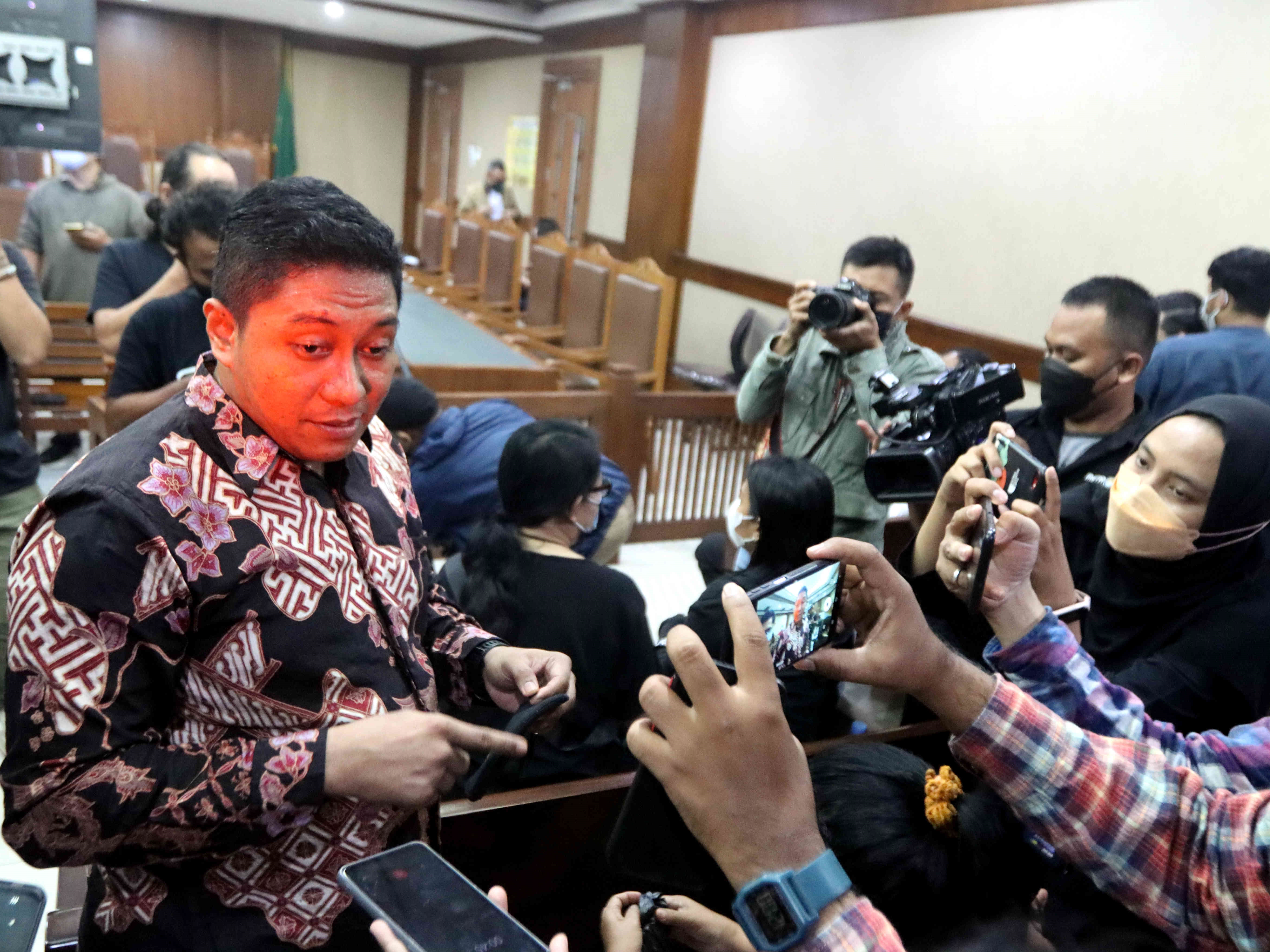Mantan penyidik KPK Stepanus Robin Pattuju (batik) menjalani sidang putusan di Pengadilan Tindak Pidana Korupsi, Jakarta, Rabu (12/1).