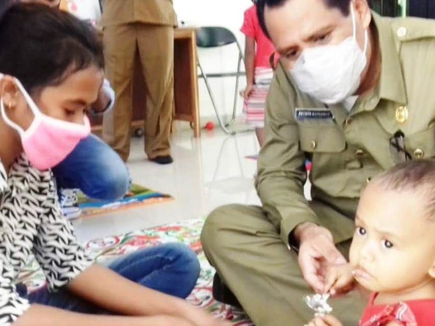 Kepala Dinas Kesehatan Kabupaten Sikka Petrus Herlemus sedang memantau anak yang mengalami stunting.