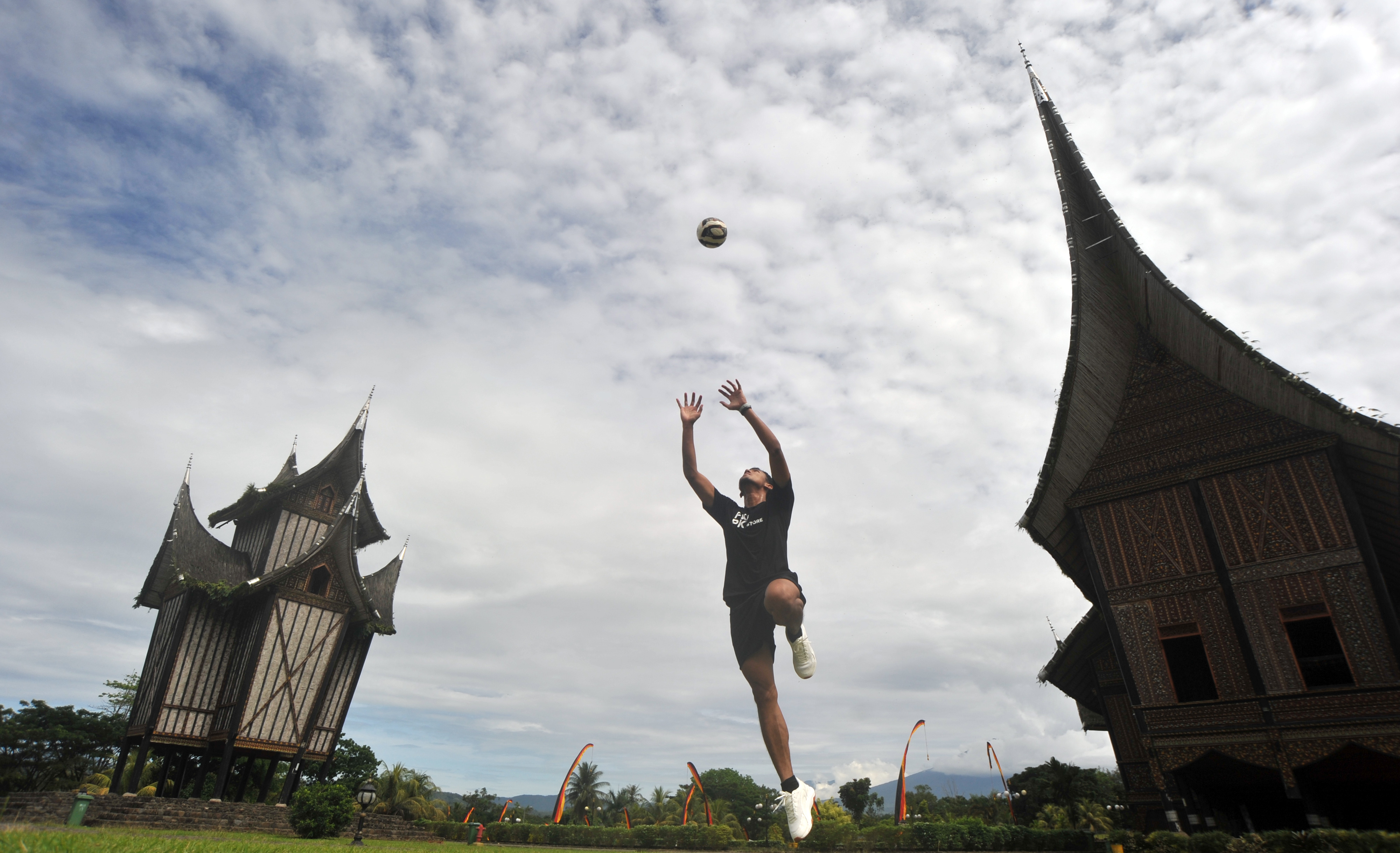 Penjaga gawang Persib Teja Paku Alam