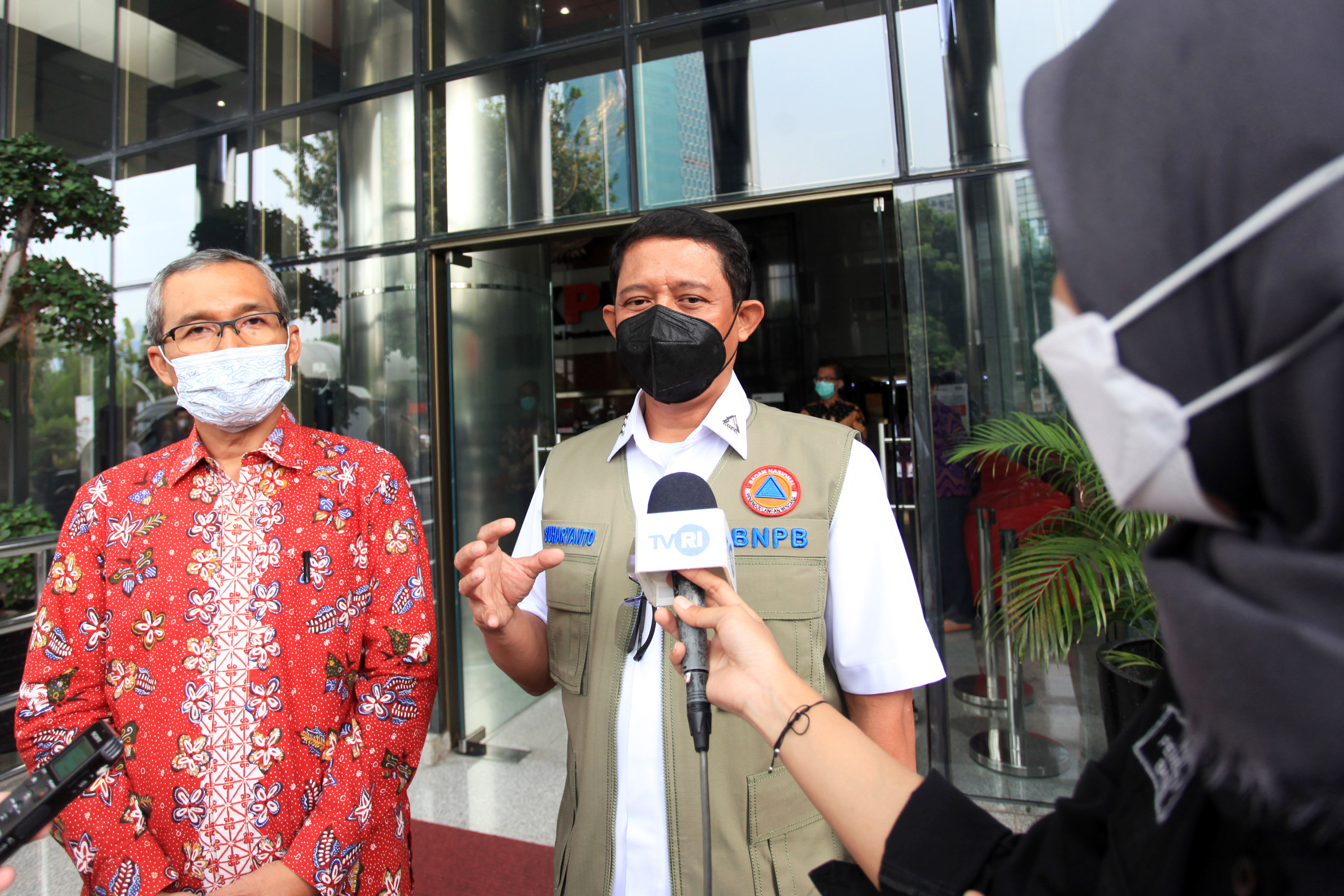 Kepala BNPB Suharyanto (kanan).