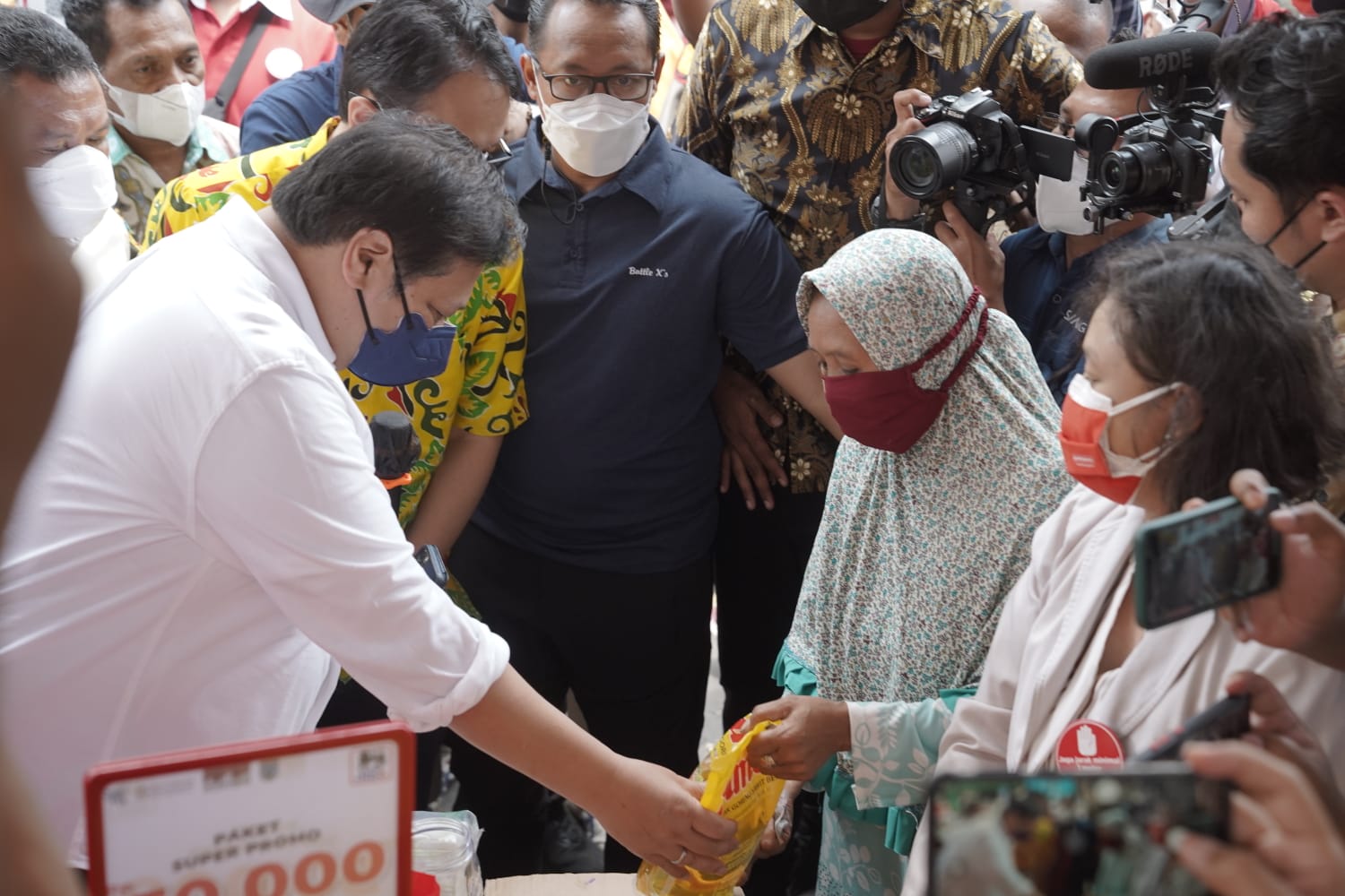 Menko Perekonomian Airlangga Hartarto mengunjungi operasi pasar di Salatiga, Jawa Tengah. 