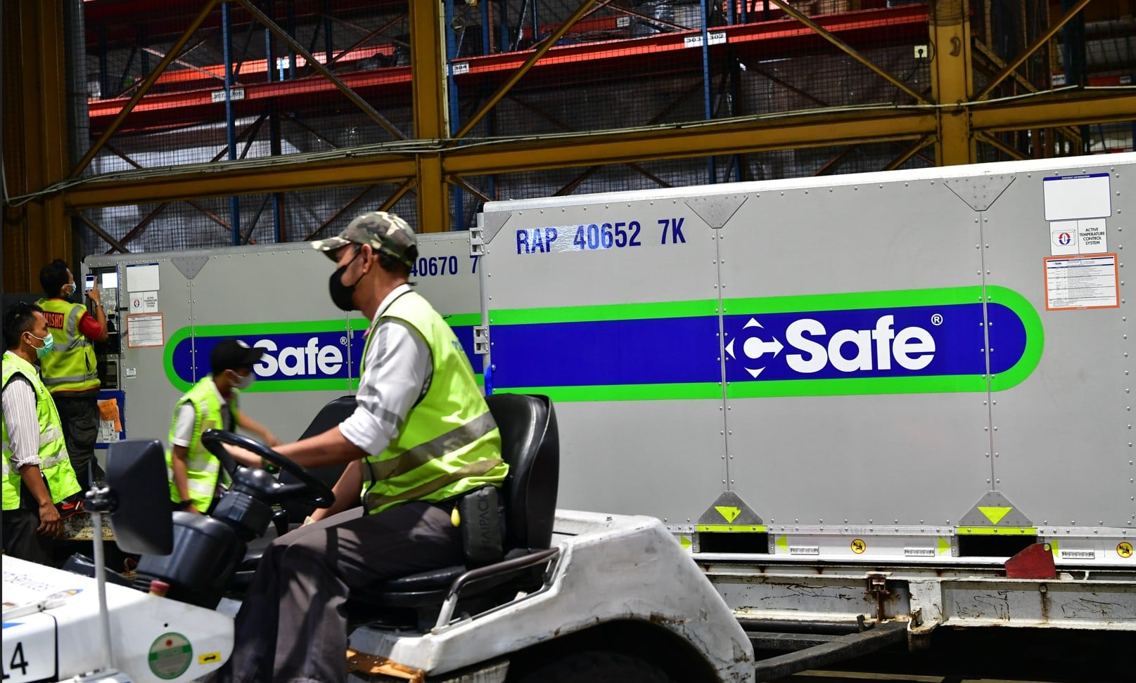 Kedatangan vaksin covi-19 AstraZeneca dari Jepang.