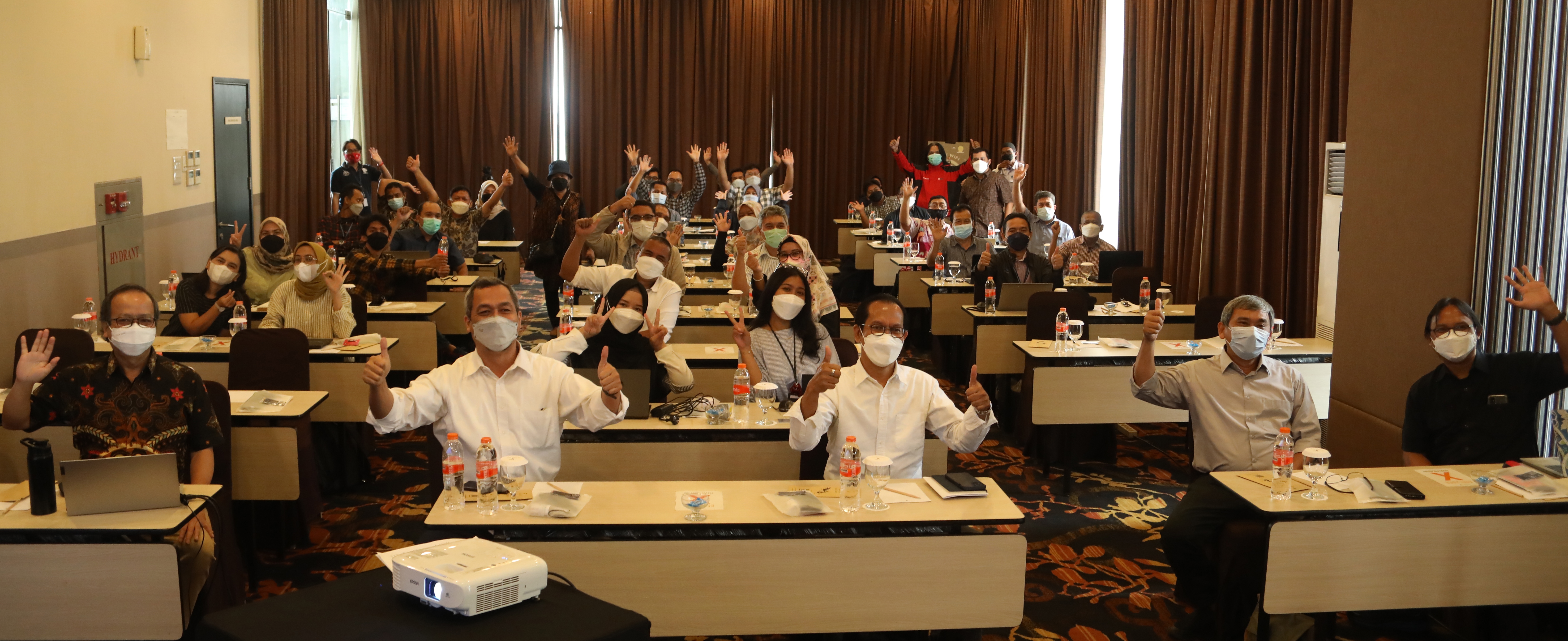 Dirjen IKP (dua dari kiri) dan peserta bimtek penulisan siaran pers.