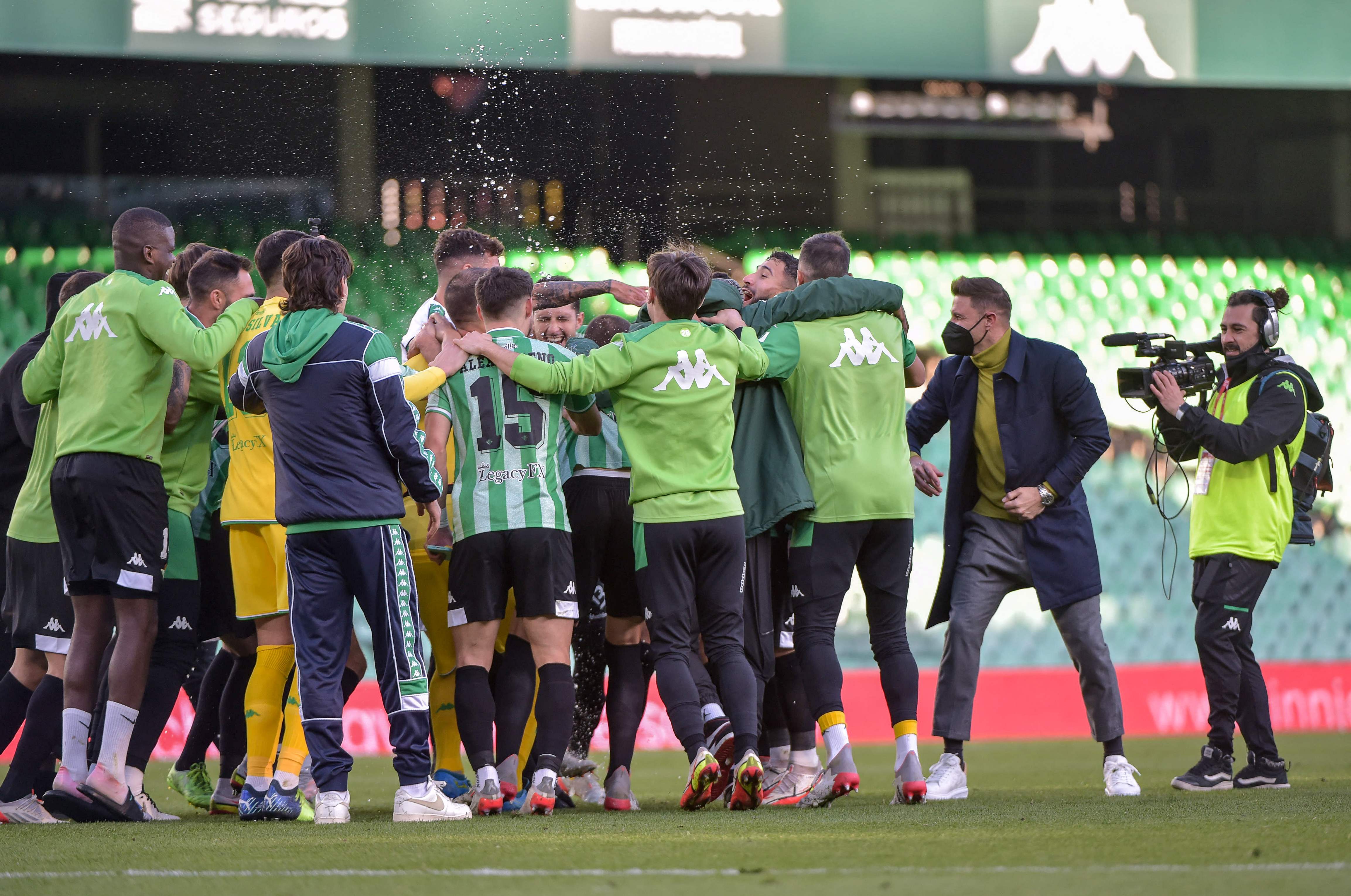Para pemain Real Betis merayakan keberhasilan mereka melaju ke perempat final Copa del Rey usai mengalahkan Sevilla.