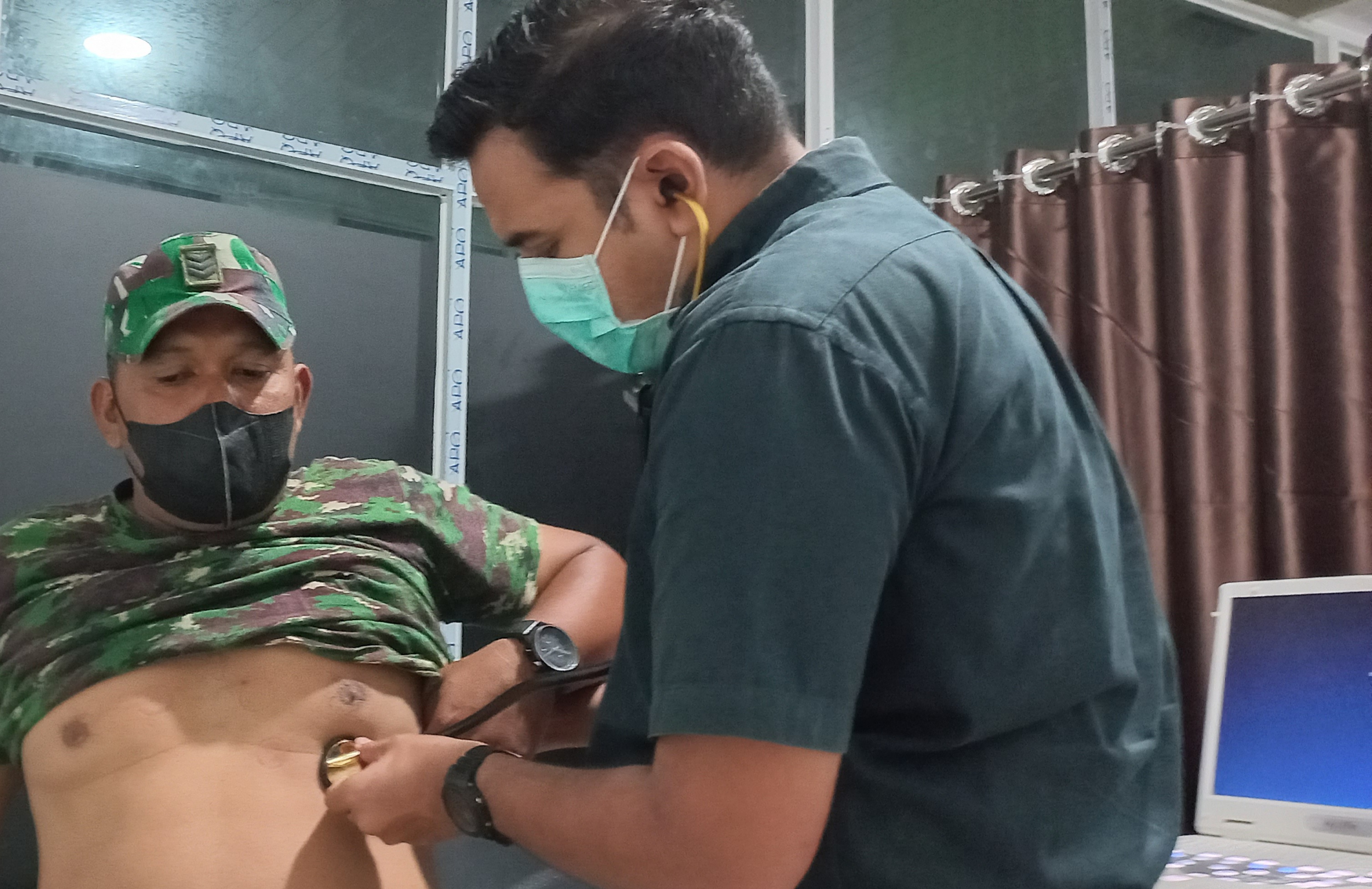 dr. Iqbal Amin SpJP saat memeriksa jantung pasien di RSU Teungku Chik Ditiro, Kabupaten Pidie, Aceh, pekan lalu.