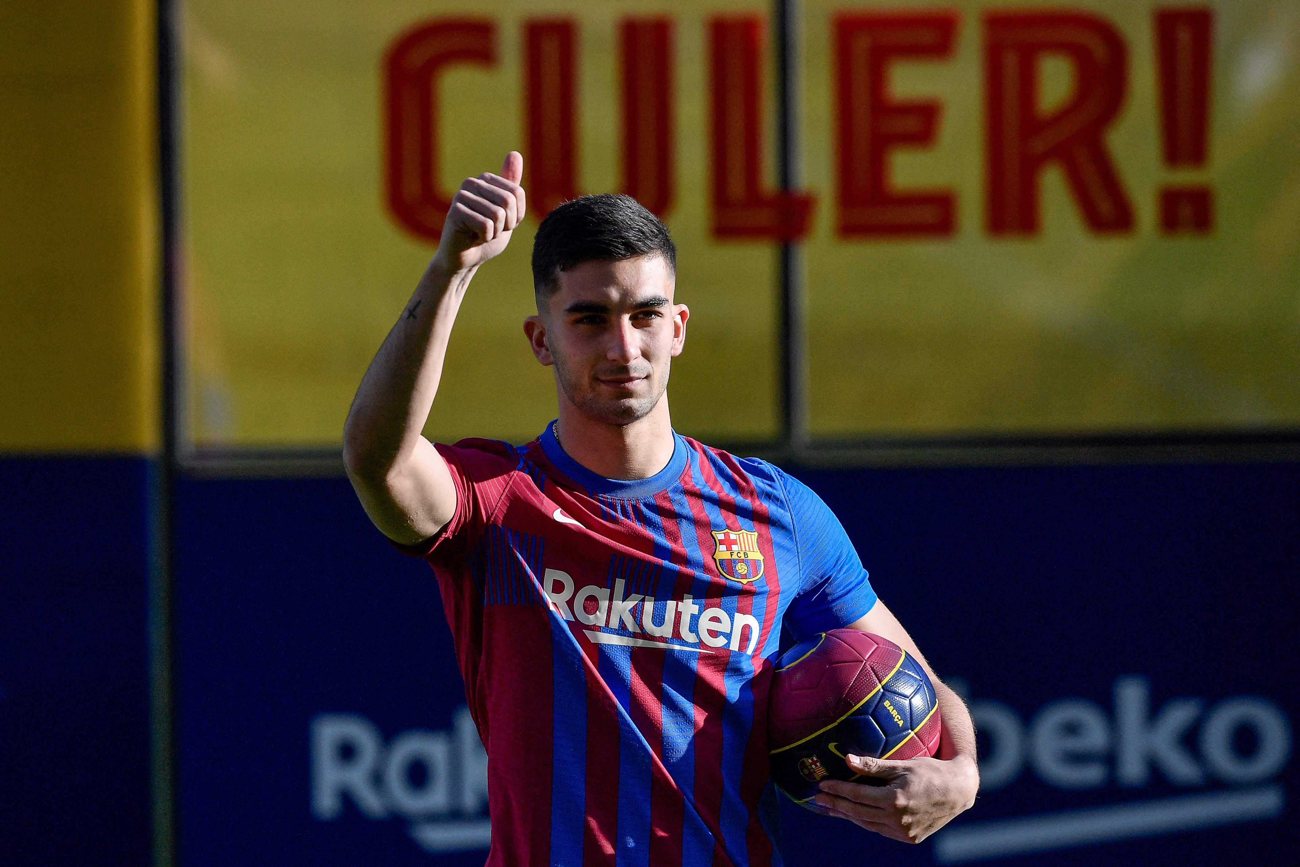 Ferran Torres saat diperkenalkan sebagai pemain Barcelona di Camp Nou.