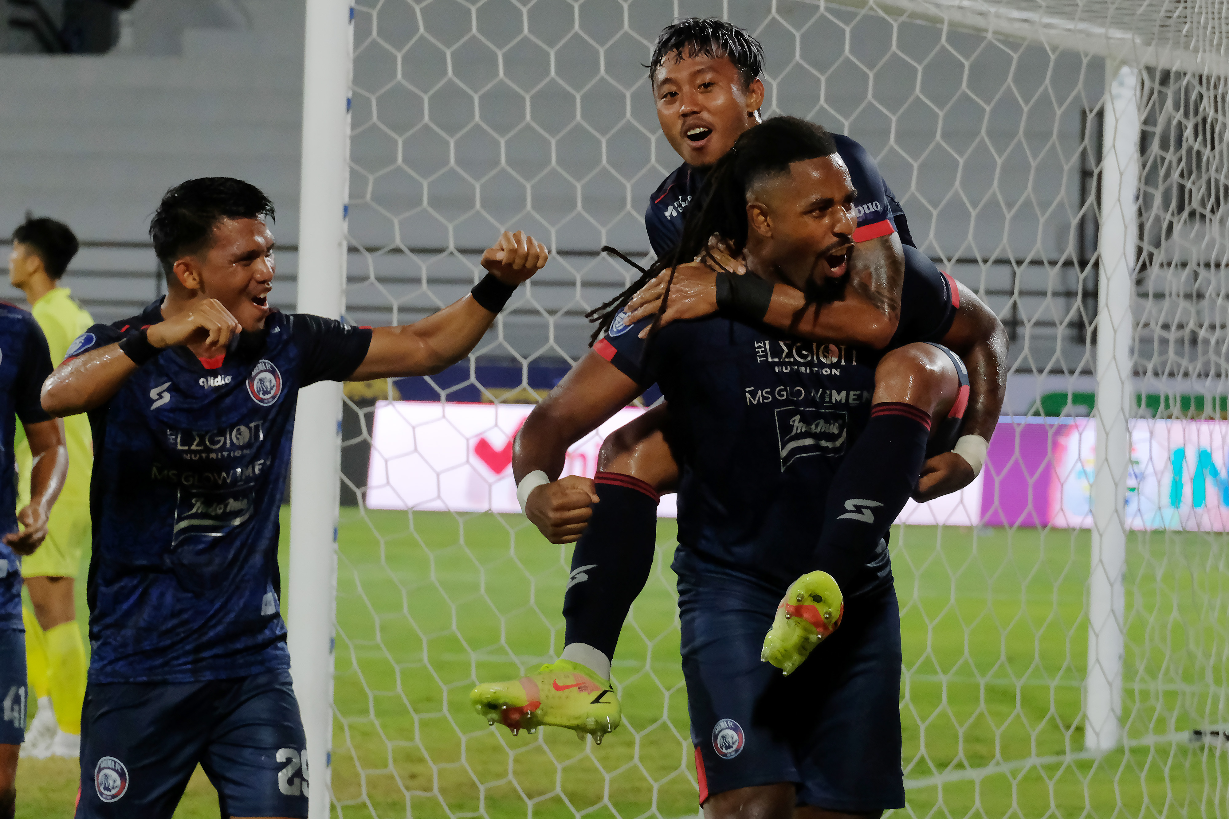 Para pemain Arema FC melakukan selebrasi usai mencetak gol ke gawang Perspipura di laga Liga 1.