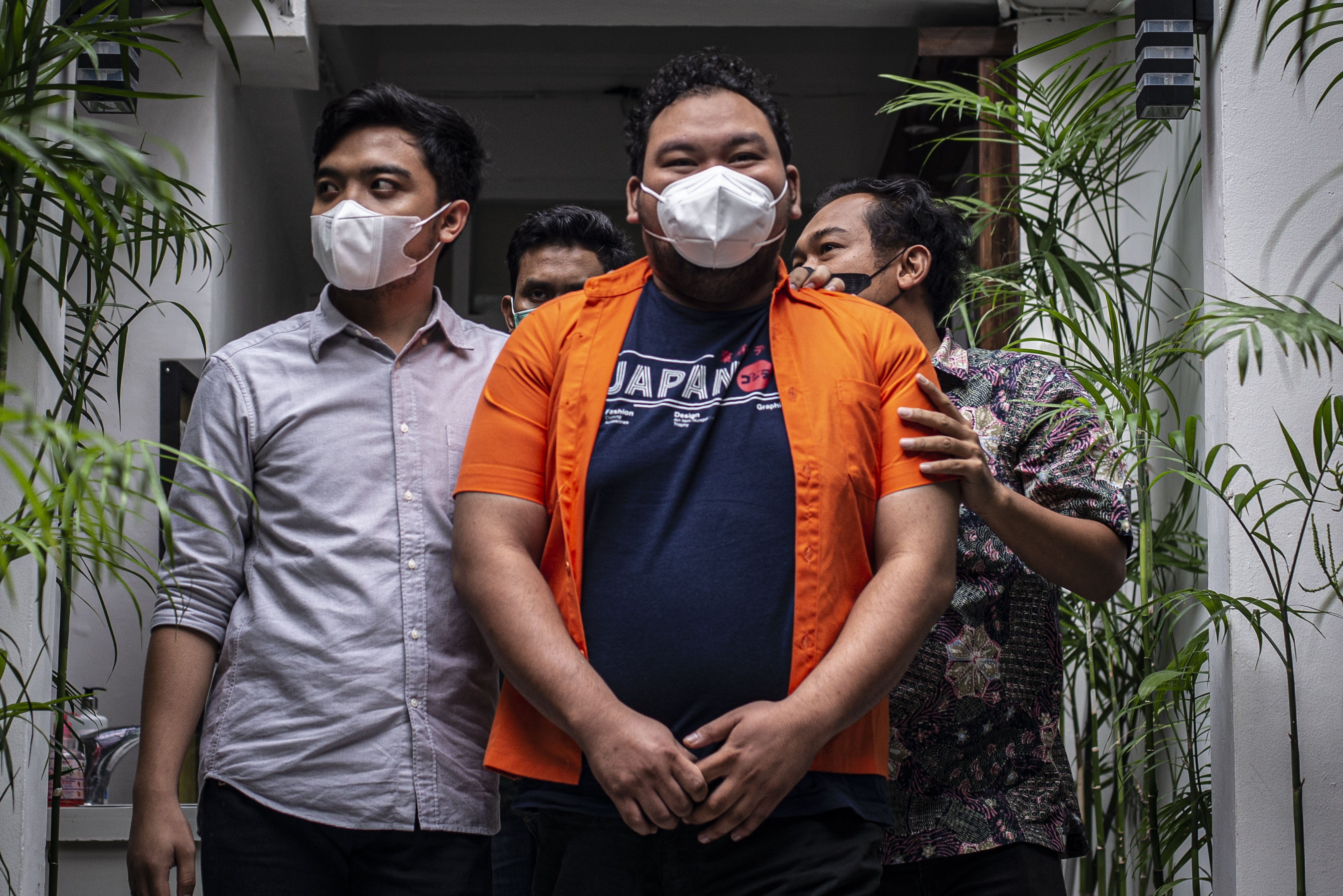 Petugas kepolisian berpakaian sipil membawa tersangka Fico Fachriza (tengah) saat rilis kasus narkotika di Polda Metro Jaya, Jakarta.