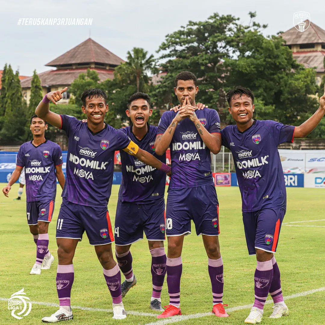 Pemain Persita merayakan kemenangan atas Persela Lamongan