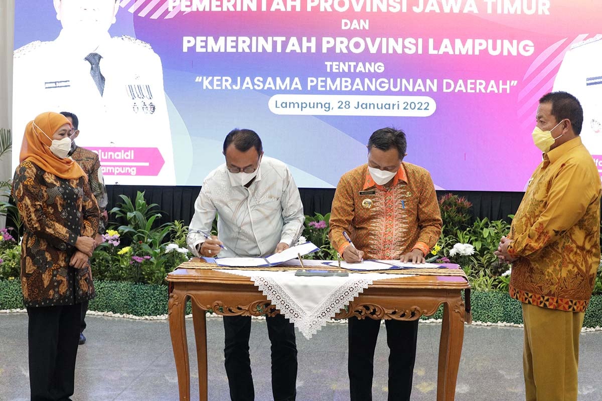 Gubernur Jatim Khofifah Indar Parawansa dan Gubernur Lampung Arinal Djunaidi menyaksikan dua kepala dinas menandatangani kerja sama