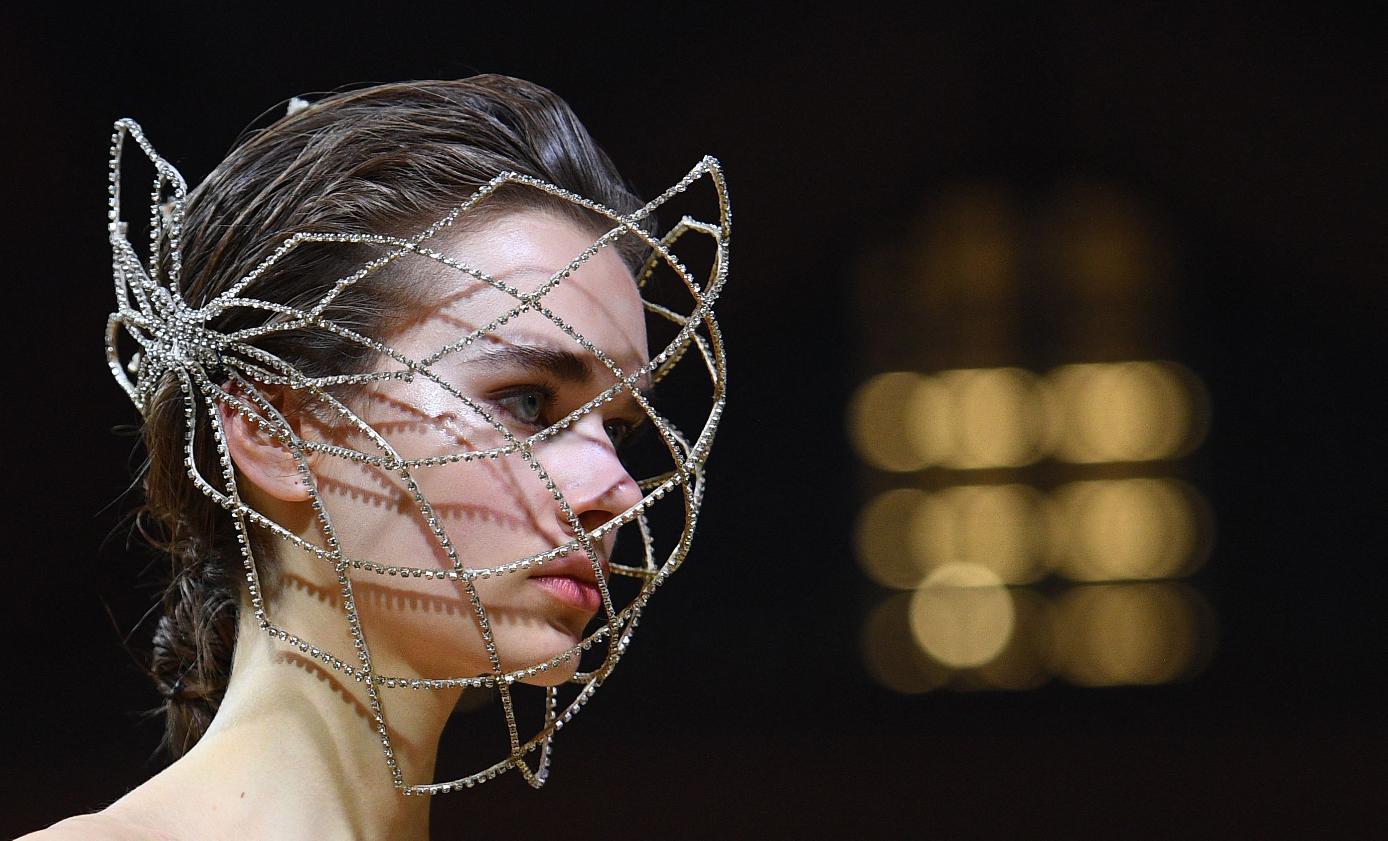 Dua Tahun Absen, Elie Saab Kembali Tampilkan Karya di Paris