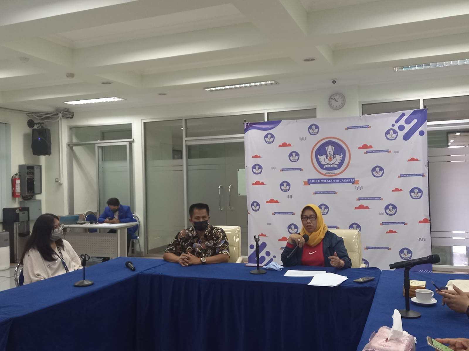 Kepala Lembaga Layanan Pendidikan Tinggi (LLDikti) Wilayah 3 DKI Jakarta, Paristiyanti Nurwardani (kanan).