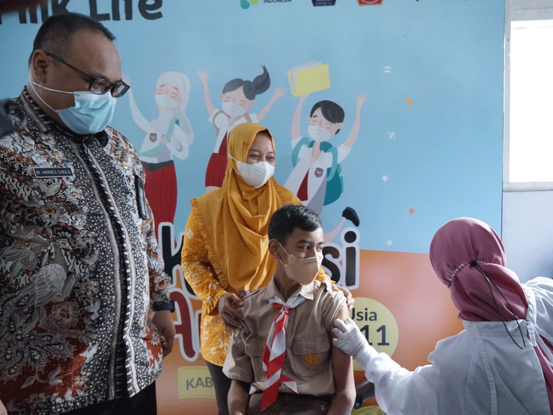 Vaksinasi anak di SDN 2 Gunungsari, Kecamatan Kaliori, Rembang, Jumat (21/1).