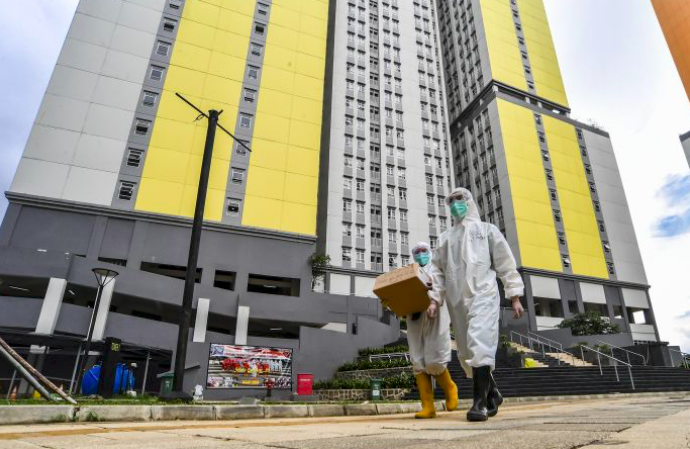 Petugas kesehatan Rumah Sakit COVID-19 Wisma Atlet berjalan membawa kotak obat pasien di Jakarta.