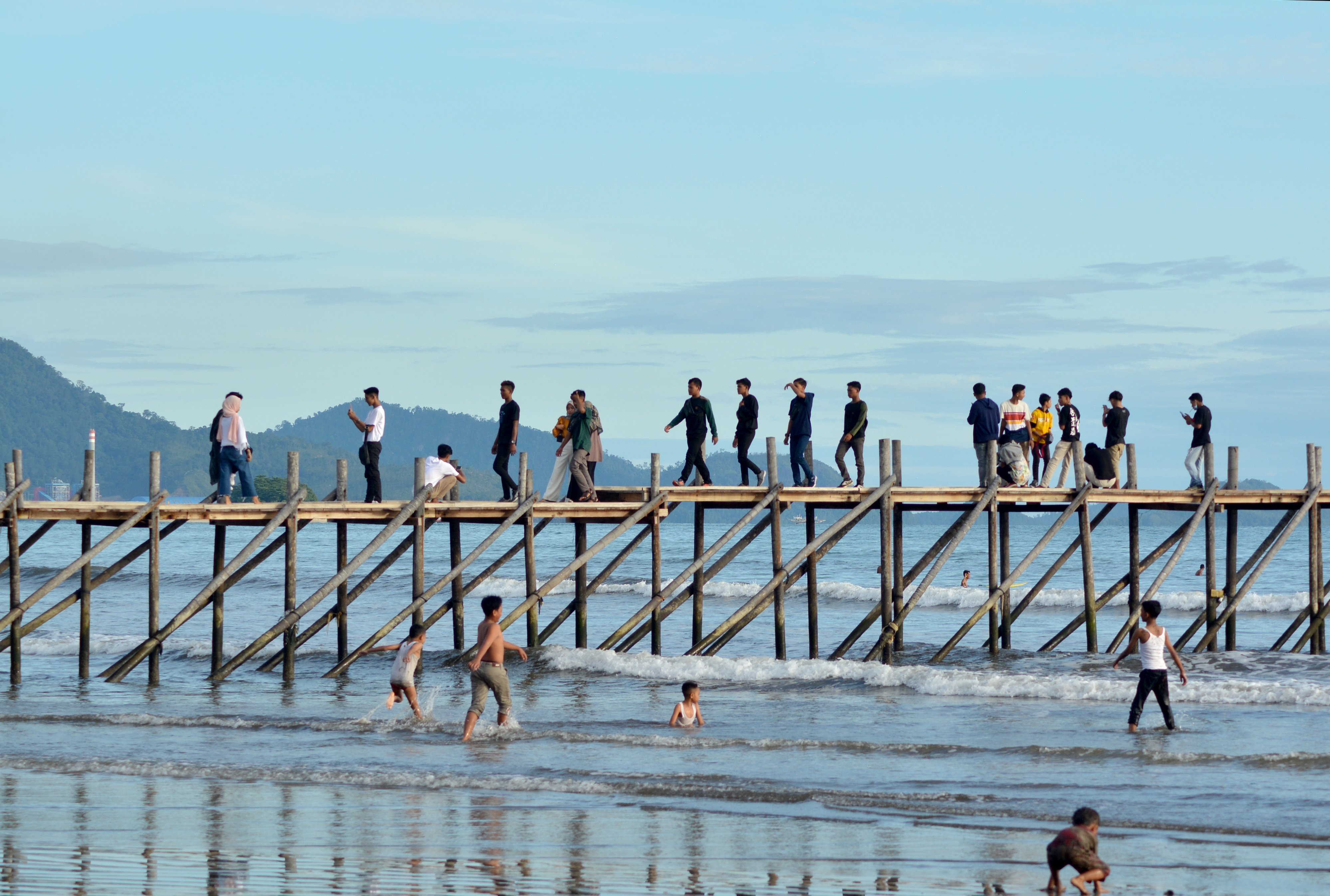 Wisatawan di Pantai Air Manis, Padang