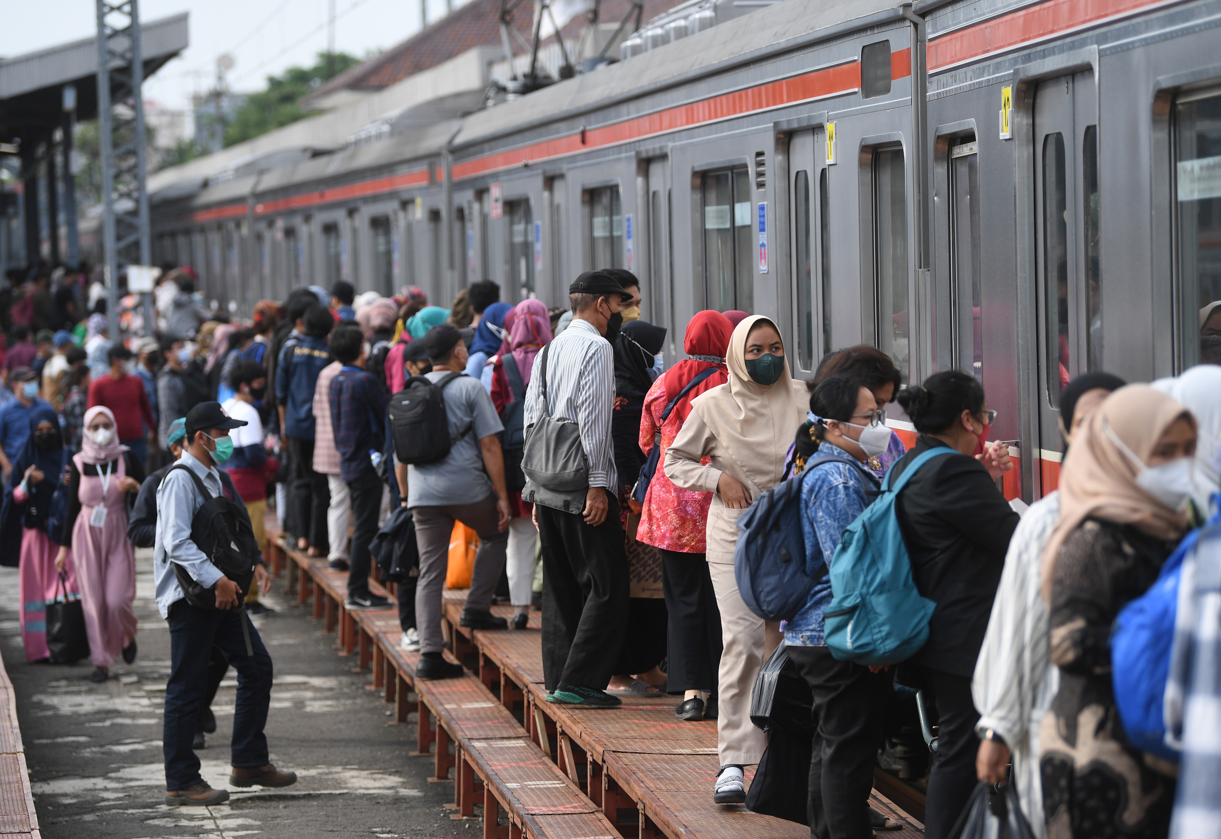 PKS: Kenaikan Tarif KRL bakal Tambah Beban Rakyat