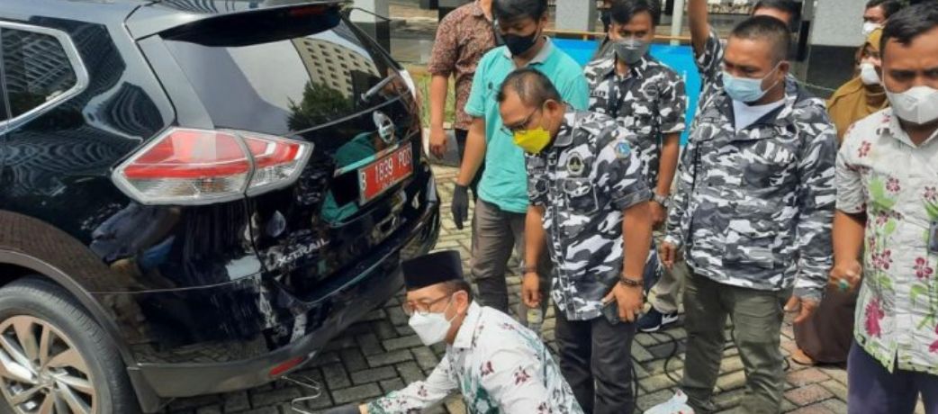 Mobil dinas Wali Kota Jakarta Barat mengikuti uji emisi