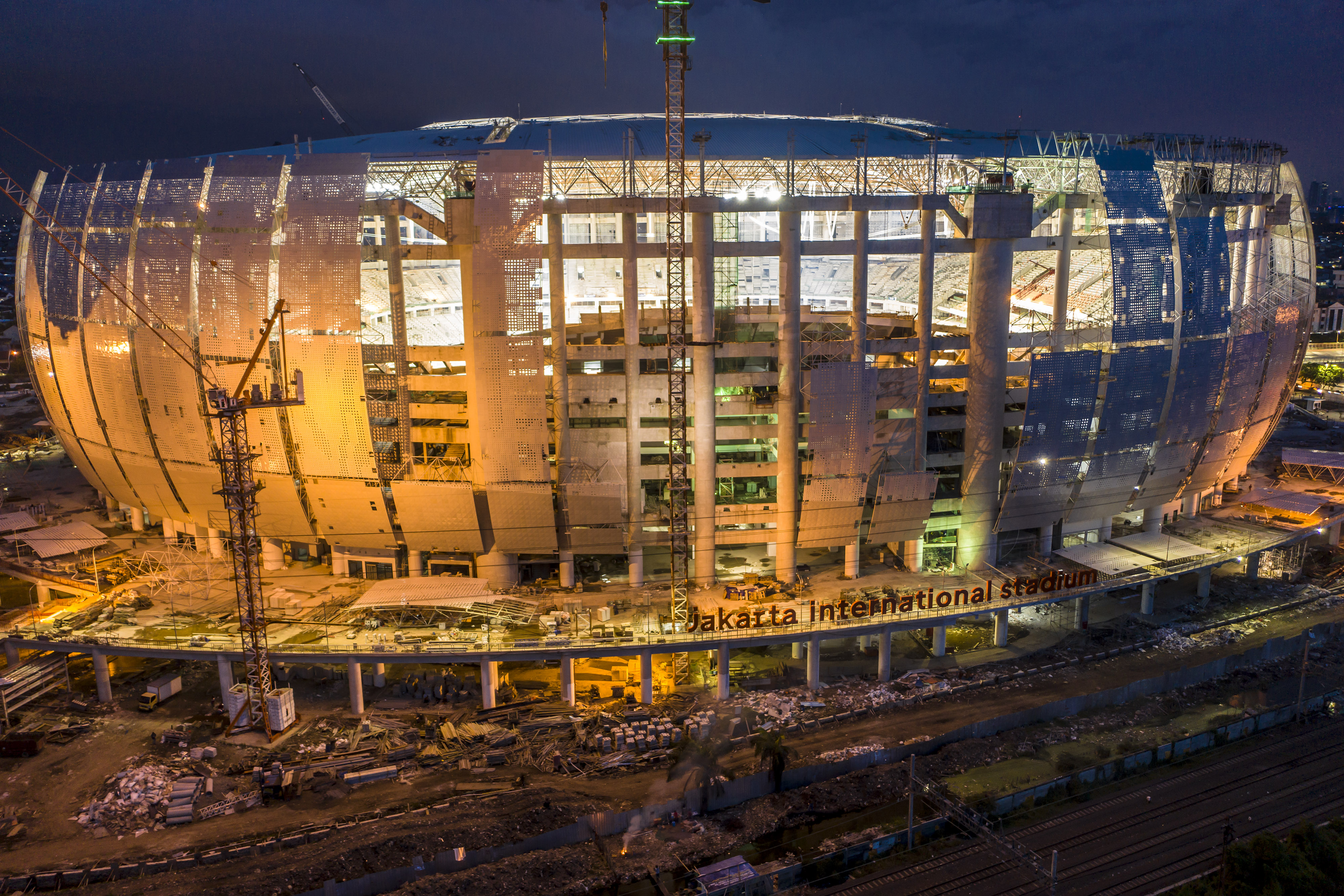 Suasana pencahayaan Jakarta International Stadium (JIS) di Tanjung Priok, Jakarta, Sabtu (11/12/2021).