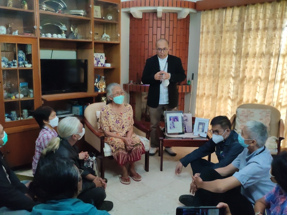 Sejumlah alumni SMPK BPPK Kota Bandung memberikan dukungan kepada Ellen Plaissaer Sjair, seorang pensiunan guru yang kini terancam terusir.