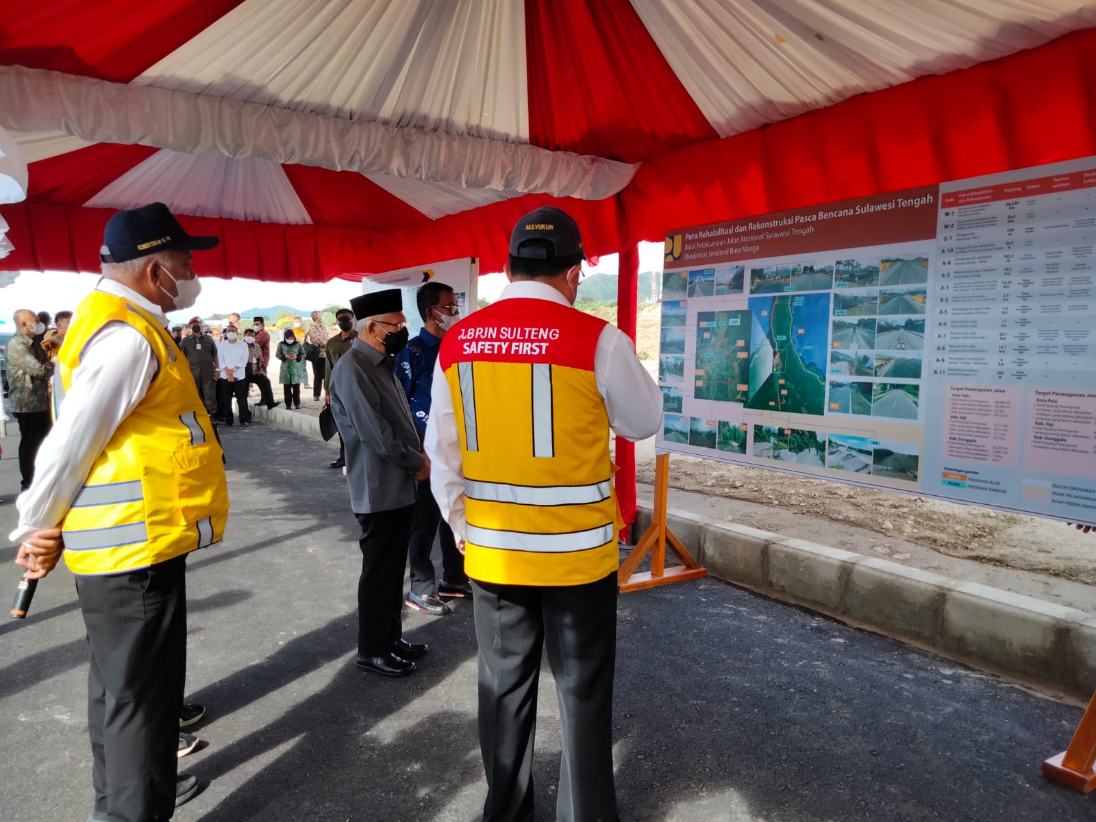 Wakil Presiden RI Ma'ruf Amin meninjau lokasi pembangunan hunian tetap bagi koban bencana, di Palu, Sulawesi Tengah, Kamis (6/1).