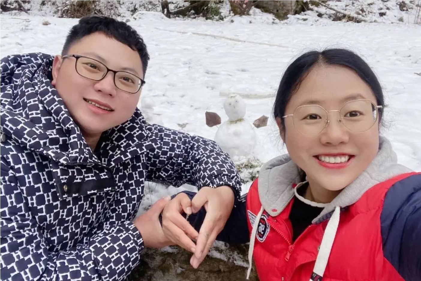 Pasangan Tiongkok Zhao Xiaoqing (kanan) dan Zhao Fei yang akhirnya bertunangan setelah terjebak bersama karena lockdown covid-19.