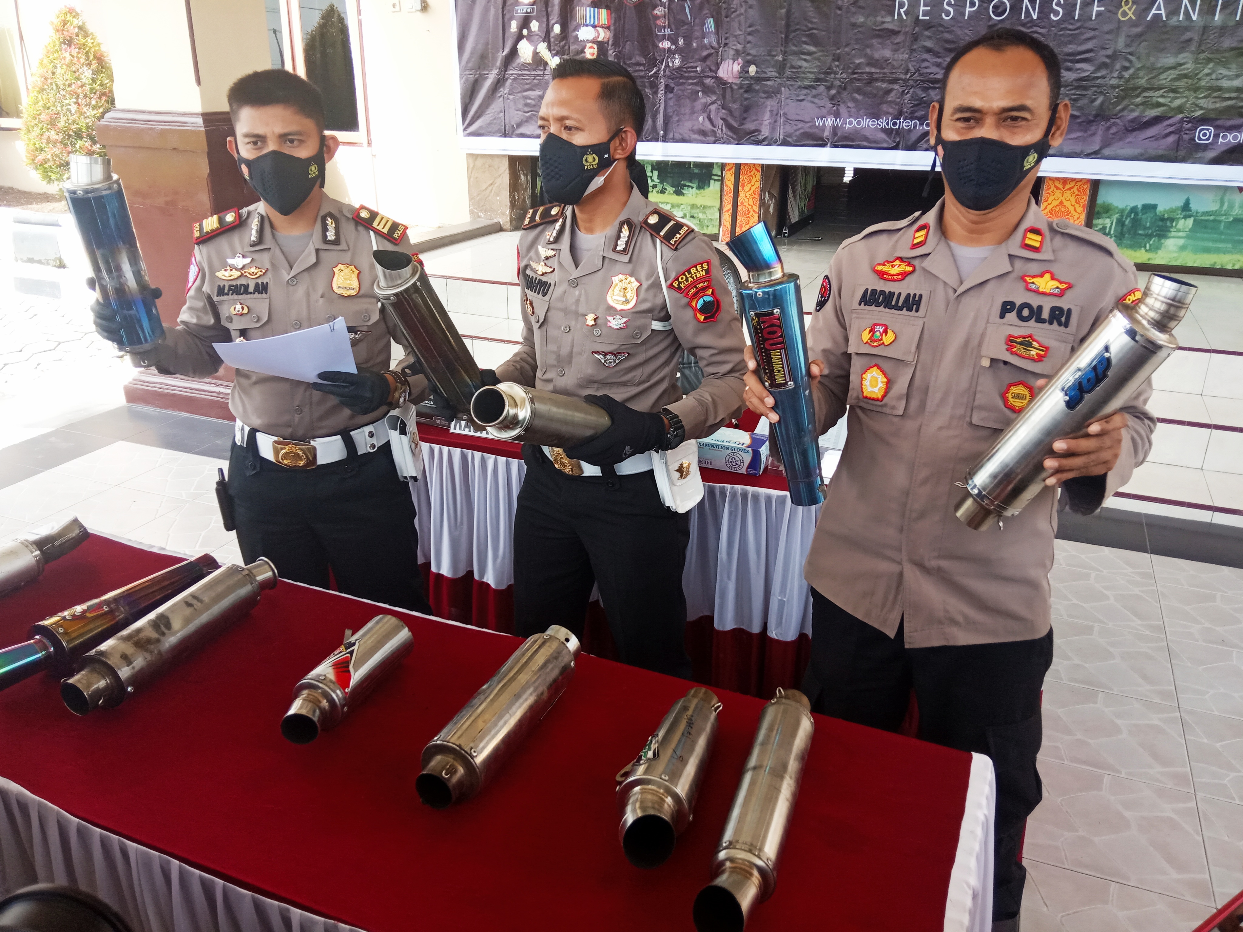 Petugas memperlihatkan knalpot hasil sitaan di Polres Klaten