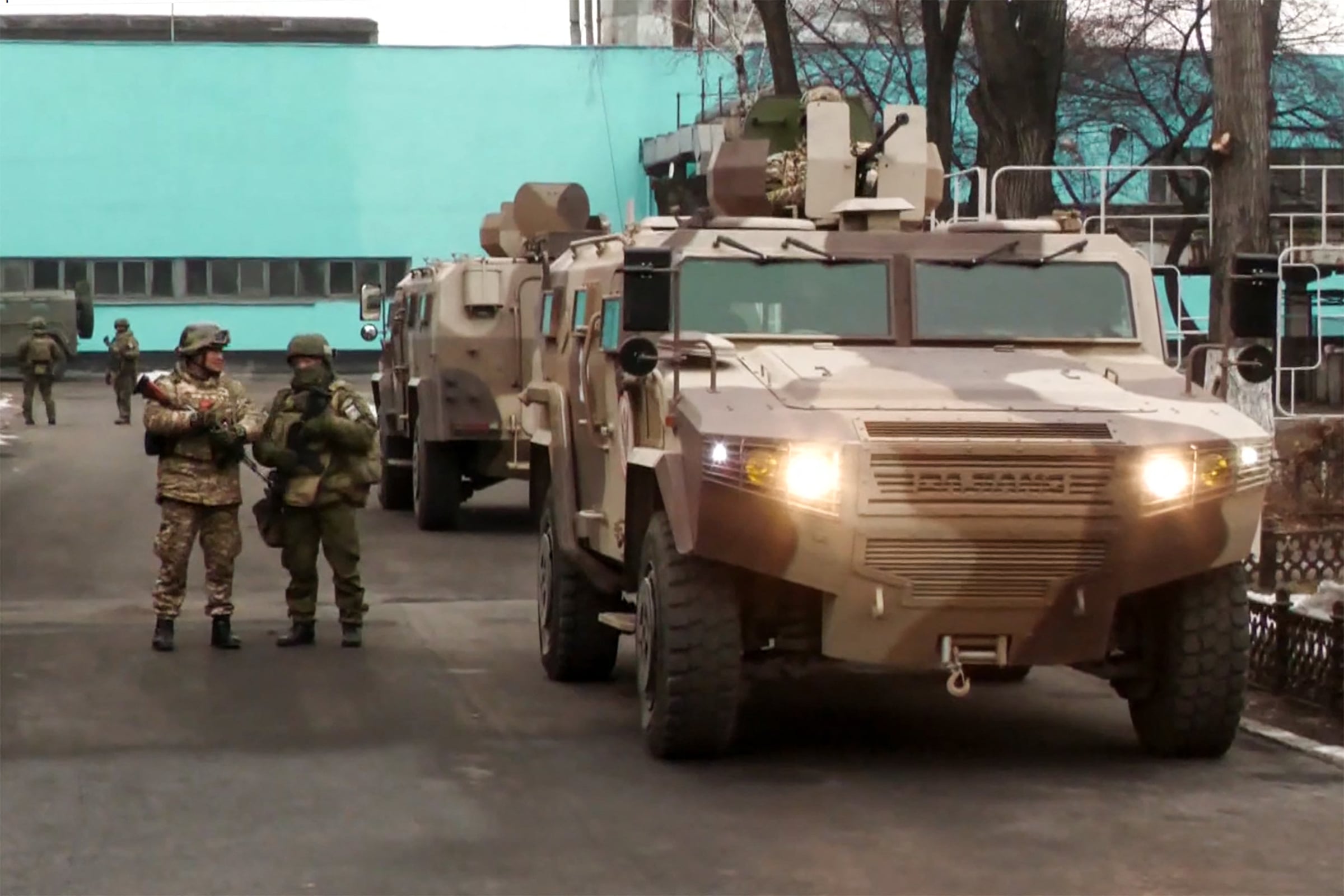 Pasukan dari beberapa negara termasuk Rusia yang tergabung dalam CSTO bersiaga di Kota Almaty, Kazakhstan, pada Selasa (11/1). 