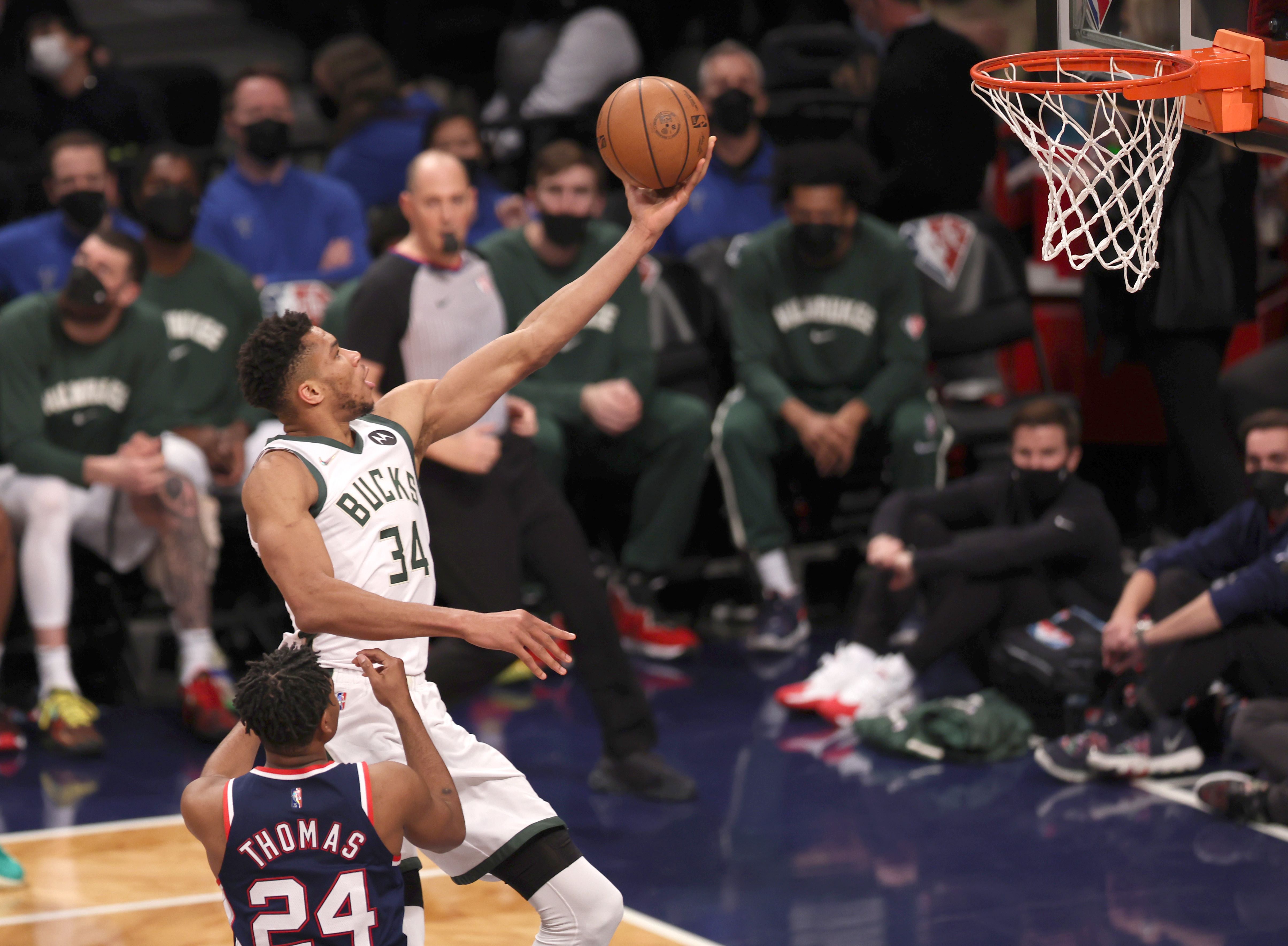 Bintang Milwaukee Bucks Giannis Antetokounmpo melakukan lay-up dalam laga NBA melawan Brooklyn Nets.