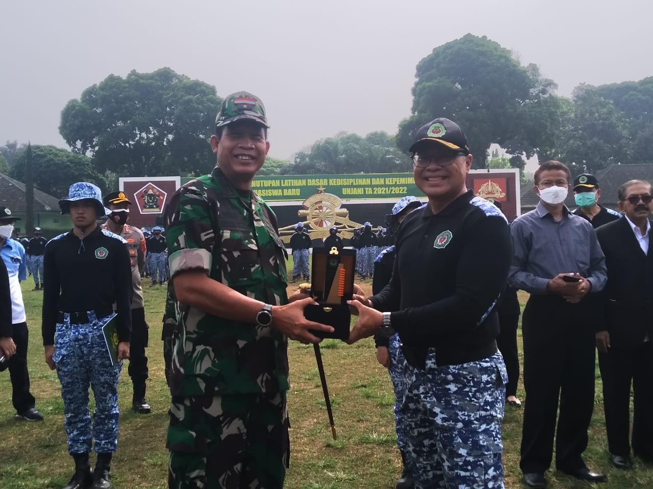 Rektor Unjani Prof Hikmahanto Juwana dan Komandan Pusdik Armed, Brigjen TNI Jauhari Agus saat memulai pelatihan bagi mahasiswa