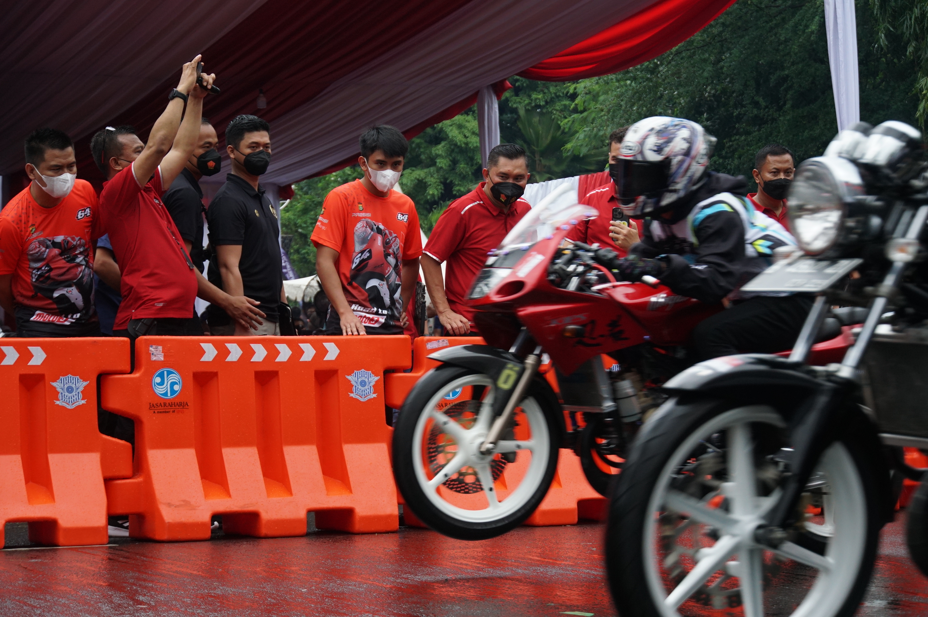 Kapolda Metro Jaya Irjen Pol Fadli Imran menyaksikan Street Race Polda Metro Jaya di Ancol, Jakarta, Minggu (16/1/2022).