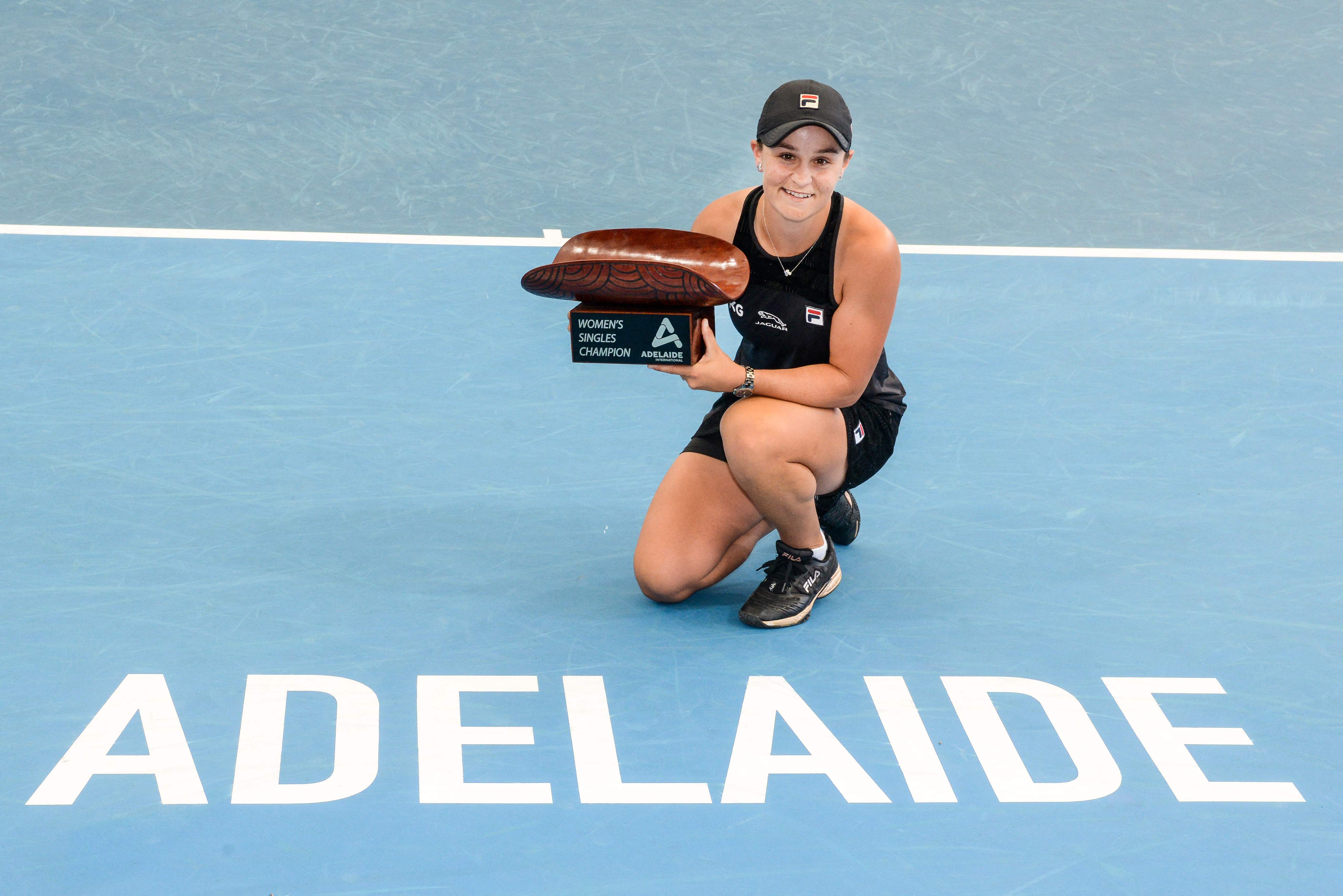  Ashleigh Barty memegang trofi juara Adelaide International setelah kalahkan Elena Rybakina dari Kazakhstan di babak final pada Minggu (9/1)