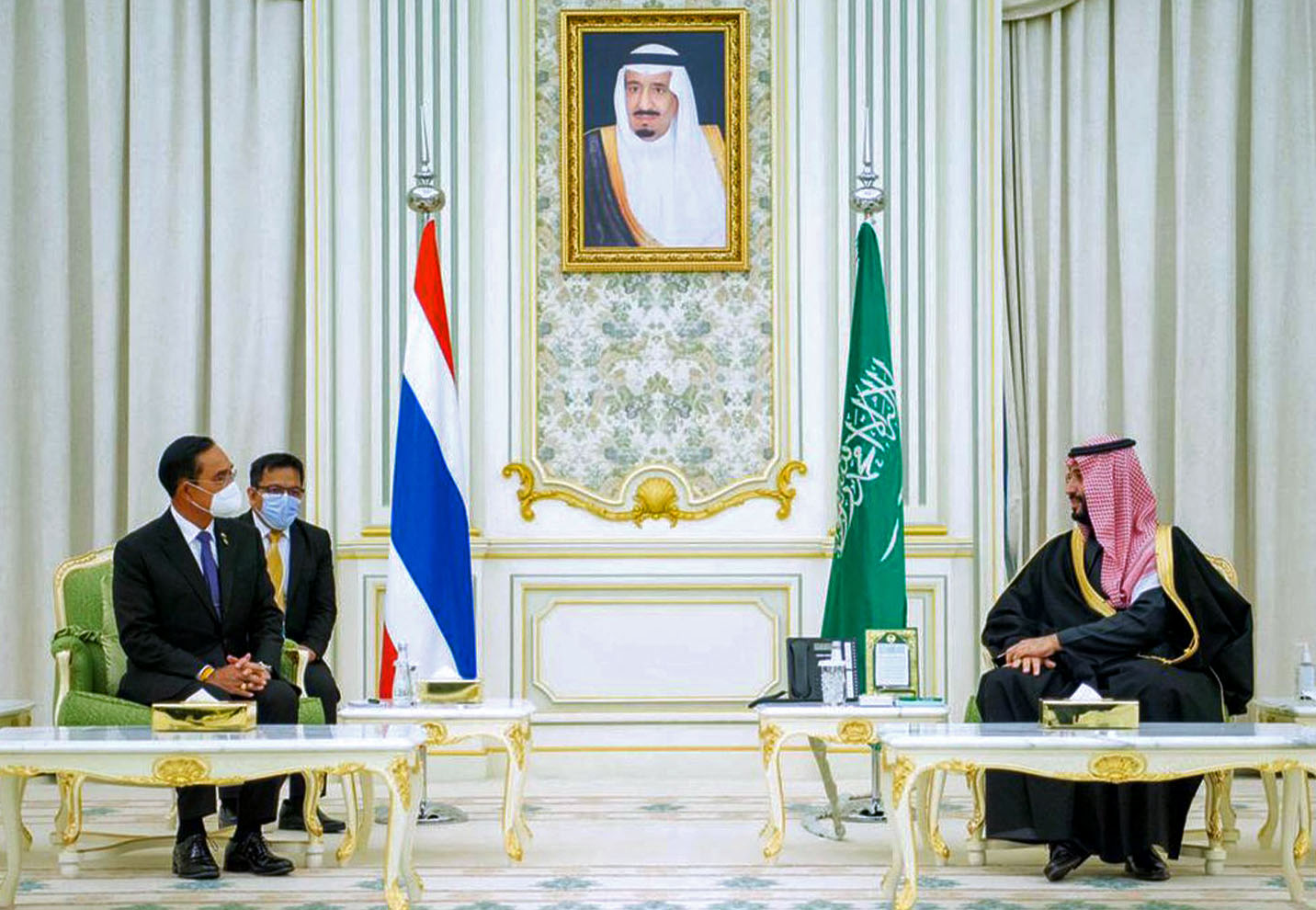 Putra mahkota Aab Saudi Pangeran Mohammed in Salman (kanan) bertemu dengn PM Thailand Prayuth Chan-O-Cha di Riyadh. 