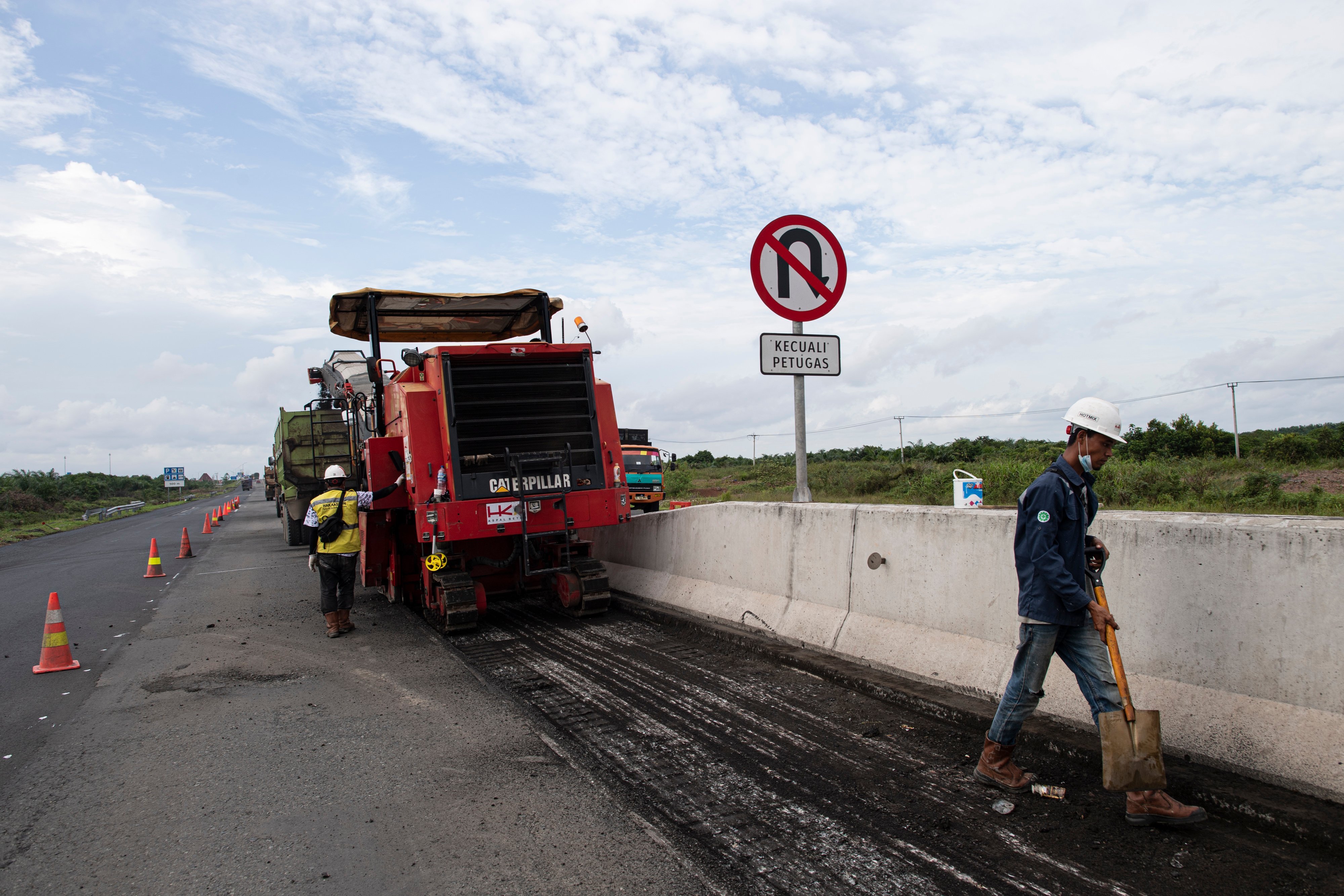  Pekerja dengan menggunakan alat berat menyelesaikan perbaikan Jalan Tol Trans Sumatra ruas Kayu Agung-Pematang Panggang-Terbanggi Besar.
