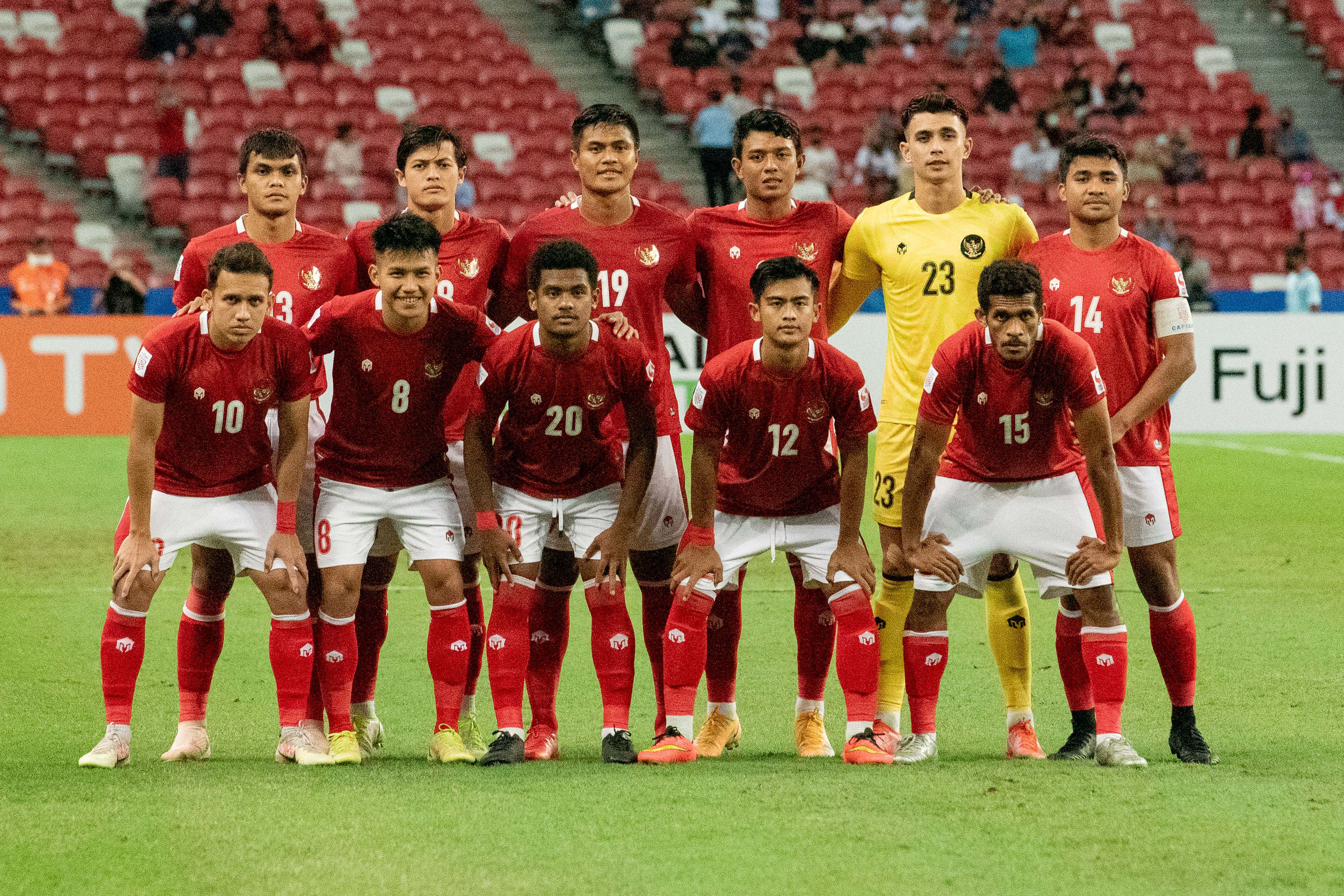 Timnas Indonesia berpose ke arah kamera sebelum bertanding melawan Timnas Thailand dalam pertandingan Babak Final Leg 2 Piala AFF 2020.