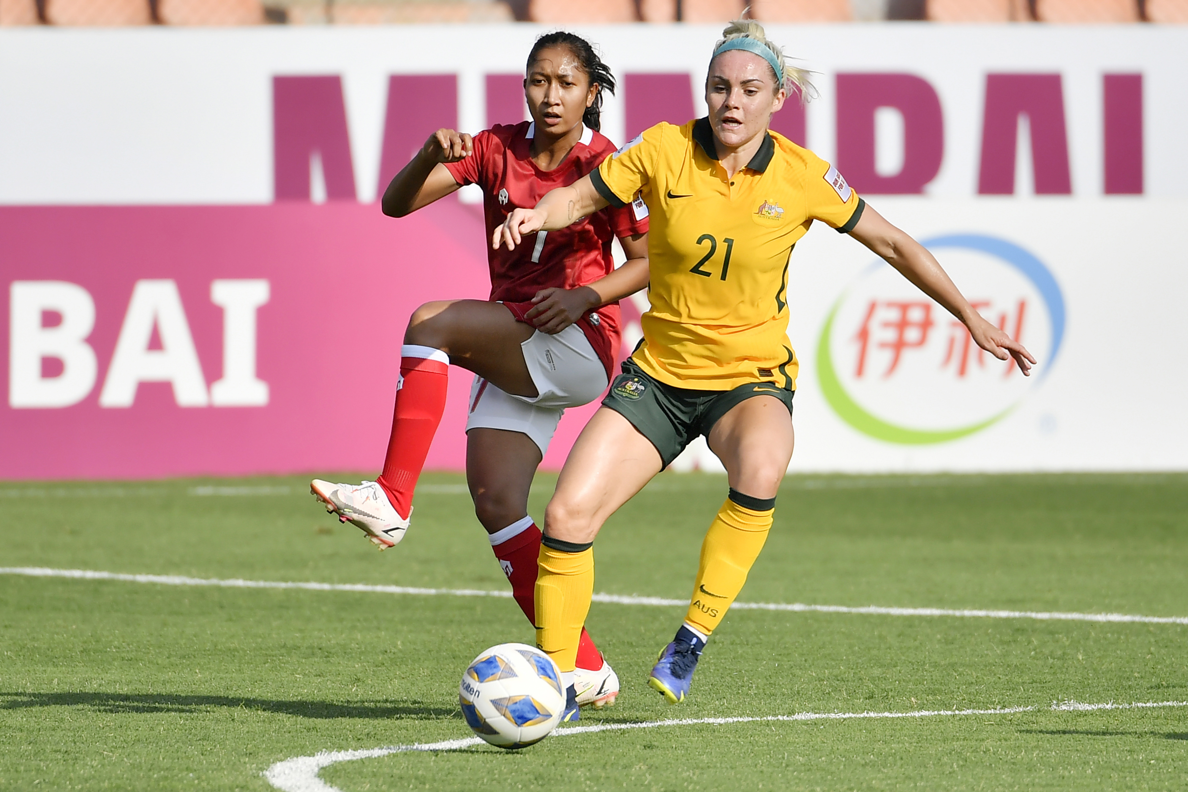 Pemain Indonesia Octavianti Dwi Nurmalita (kiri) berebut bola dengan pemain Timnas putri Australia Ellie Carpenter. Indonesia kalah 18-0.
