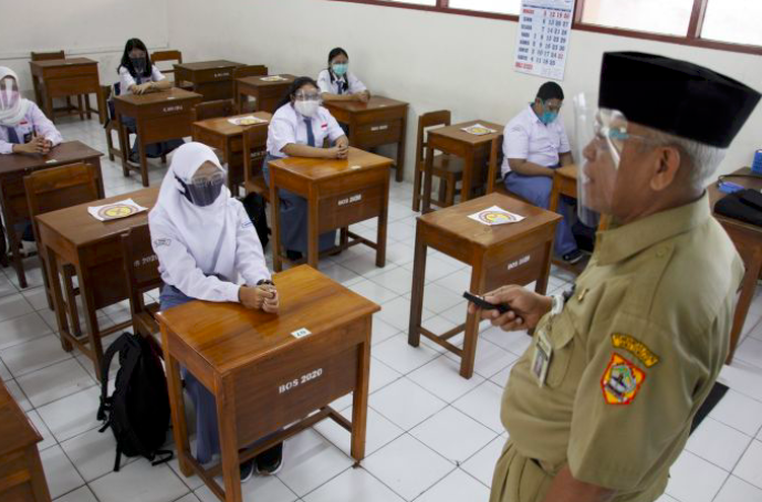 Siswa SMA Negeri 3 Solo mengikuti simulasi Pembelajaran Tatap Muka dengan menerapkan protokol kesehatan Covid-19, Senin (2/11/2020).