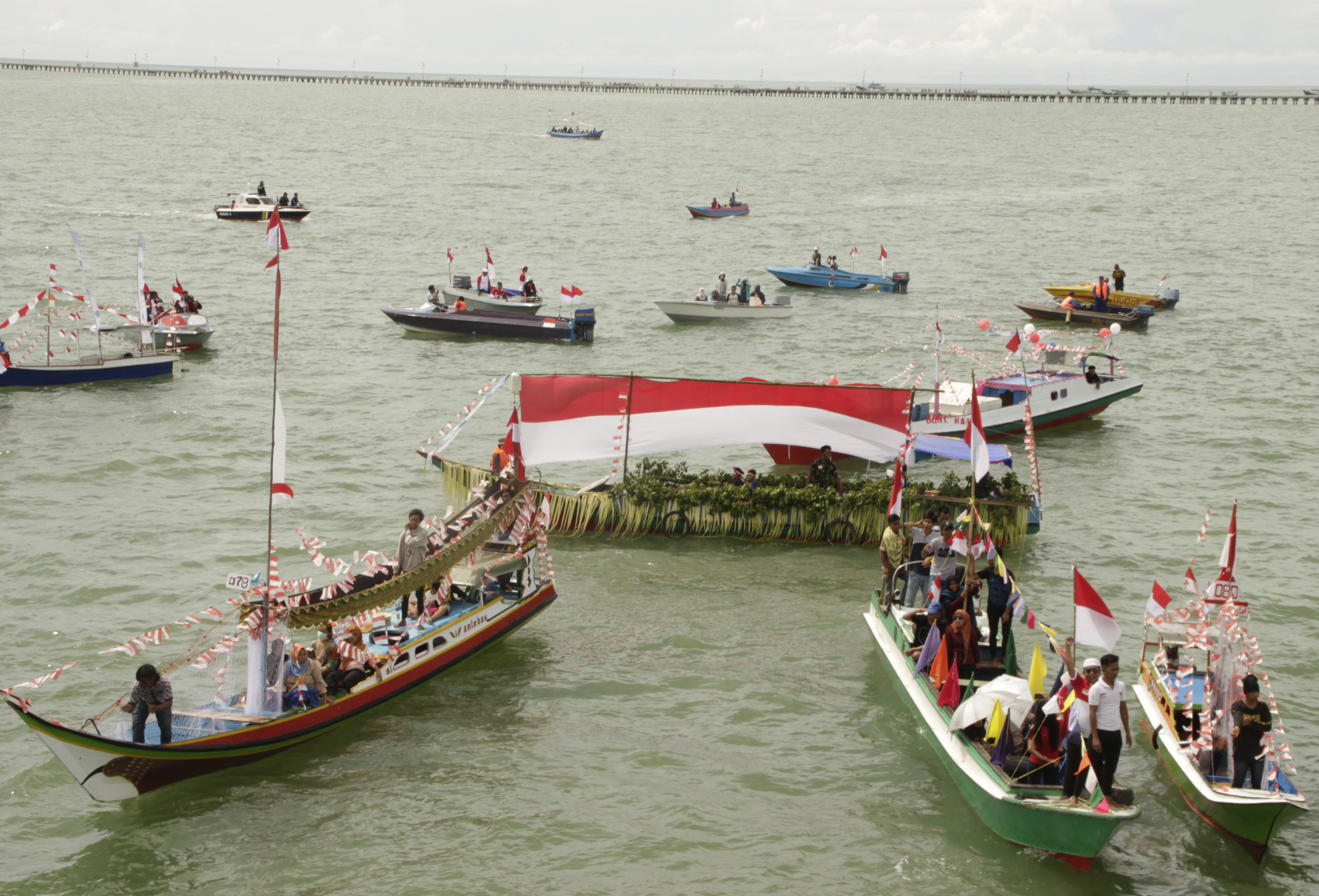 Perahu hias di perbatasan perairan RI-Malaysia di Pulau Sebatik Kabupaten Nunukan, Kalimantan Utara, Kamis (17/8/2017).
