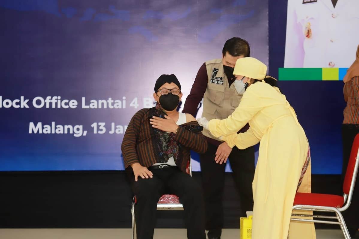 Wali Kota Malang, Jawa Timur, Sutiaji menerima vaksinasi booster di lantai 4 Block Office Balai Kota Malang, Kamis (13/1).