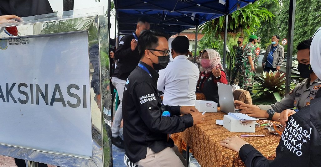 Vaksinasi Covid-19 dosis booster di Kabupaten Cianjur, Jawa Barat, Rabu (19/1).