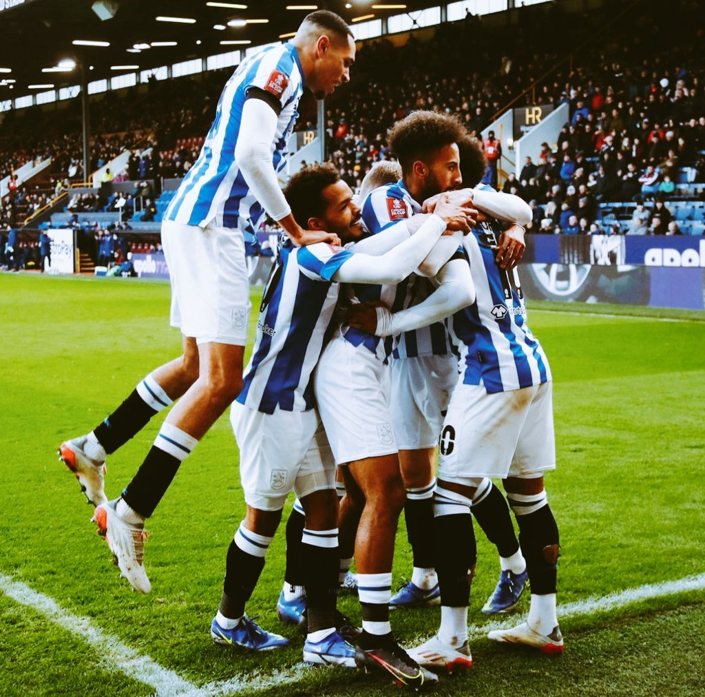 Pemain Huddersfield Town merayakan kemenangan atas Burnley