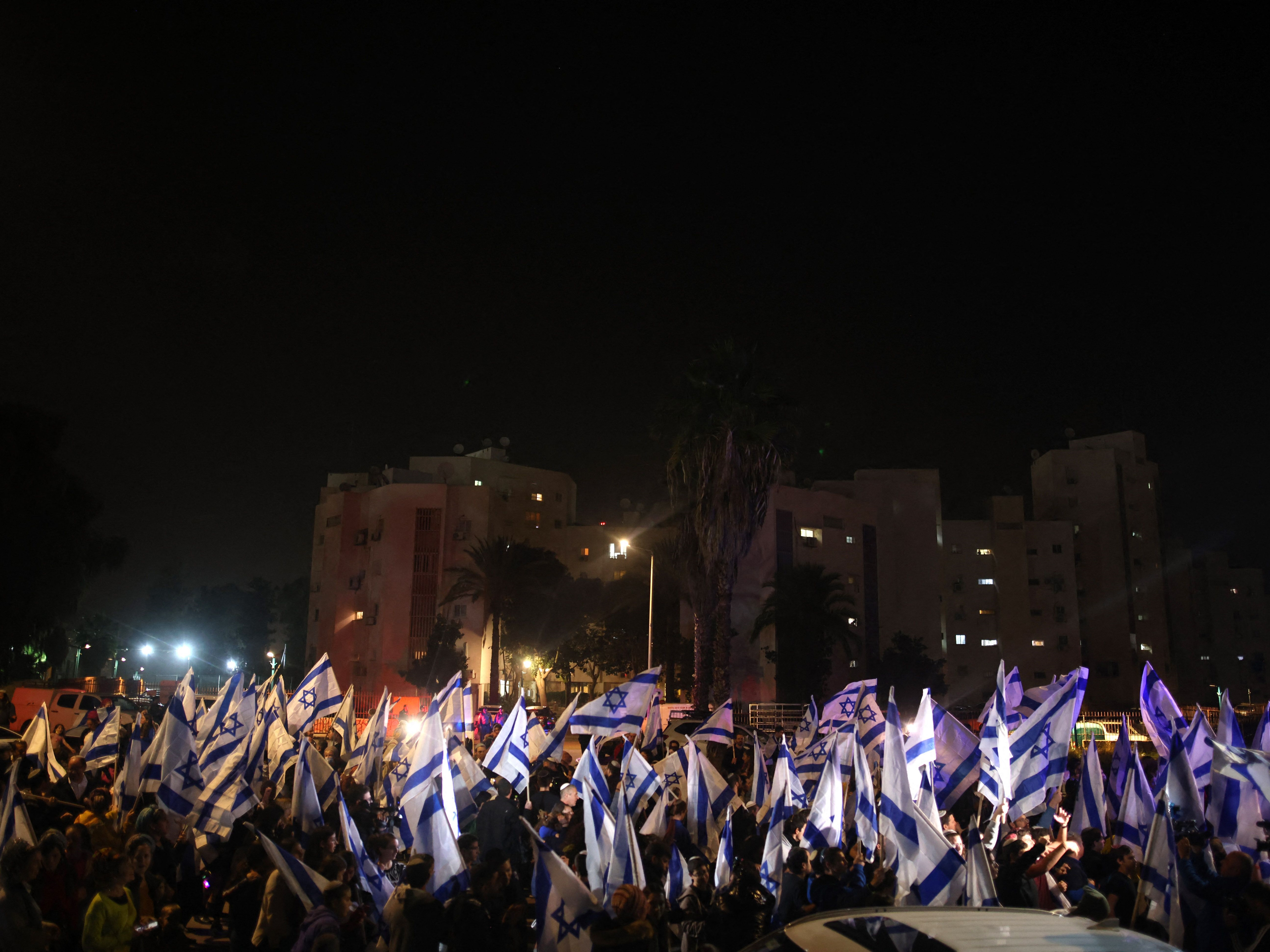 Aktivis sayap kanan Israel mengibarkan bendera nasional saat berkumpul di kota campuran Arab-Israel Lod, dekat Tel Aviv, awal Desember lalu.