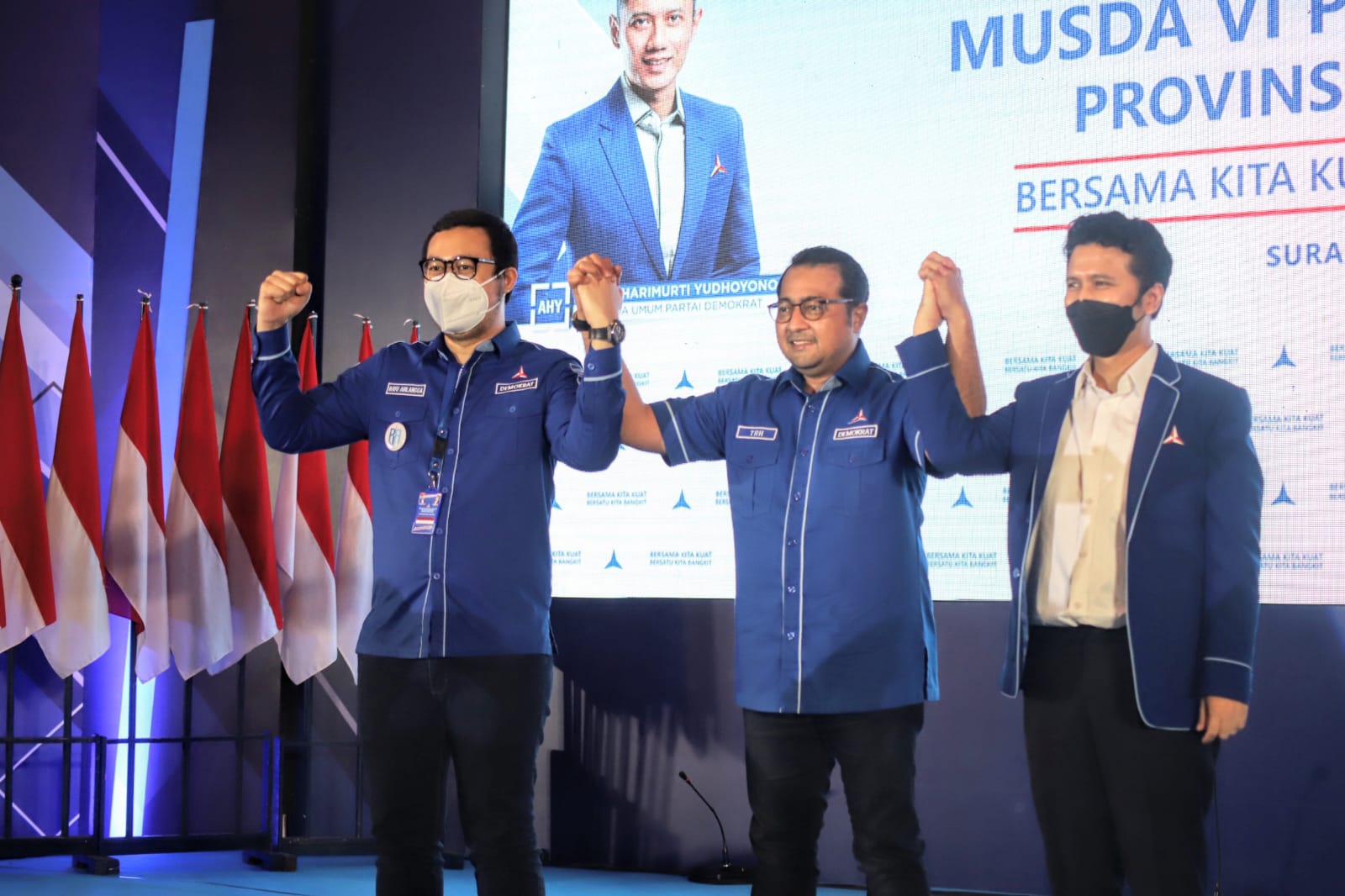 Sekjen DPP Partai Demokrat ,Teuku Rifky (tengah) bersama dua calon Ketua DPD Partai Demokrat Jatim., Emil Dardak (kiri) dan Bayu Airlangga. 