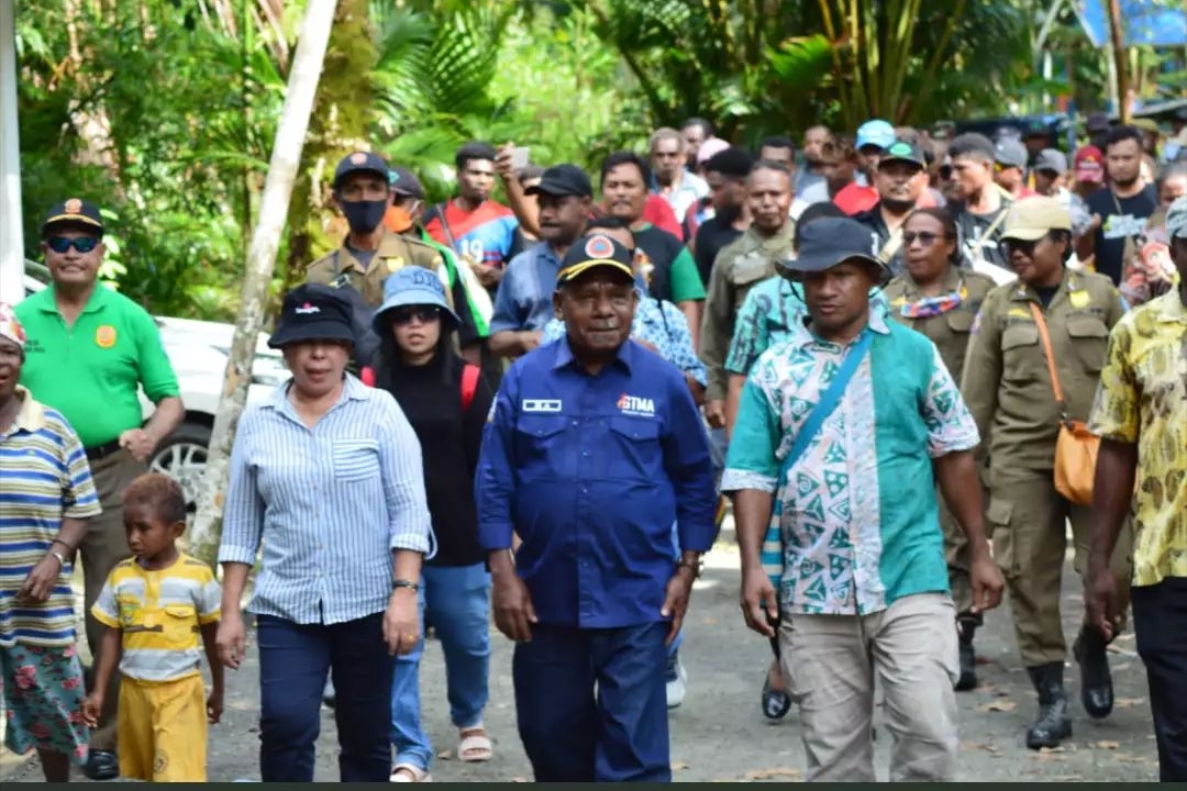 Bupati Jayapura Mathius Awoitauw (baju biru) menggelar acara pesta Anak Tanah sebagai gerakan kembali ke kampung adat 