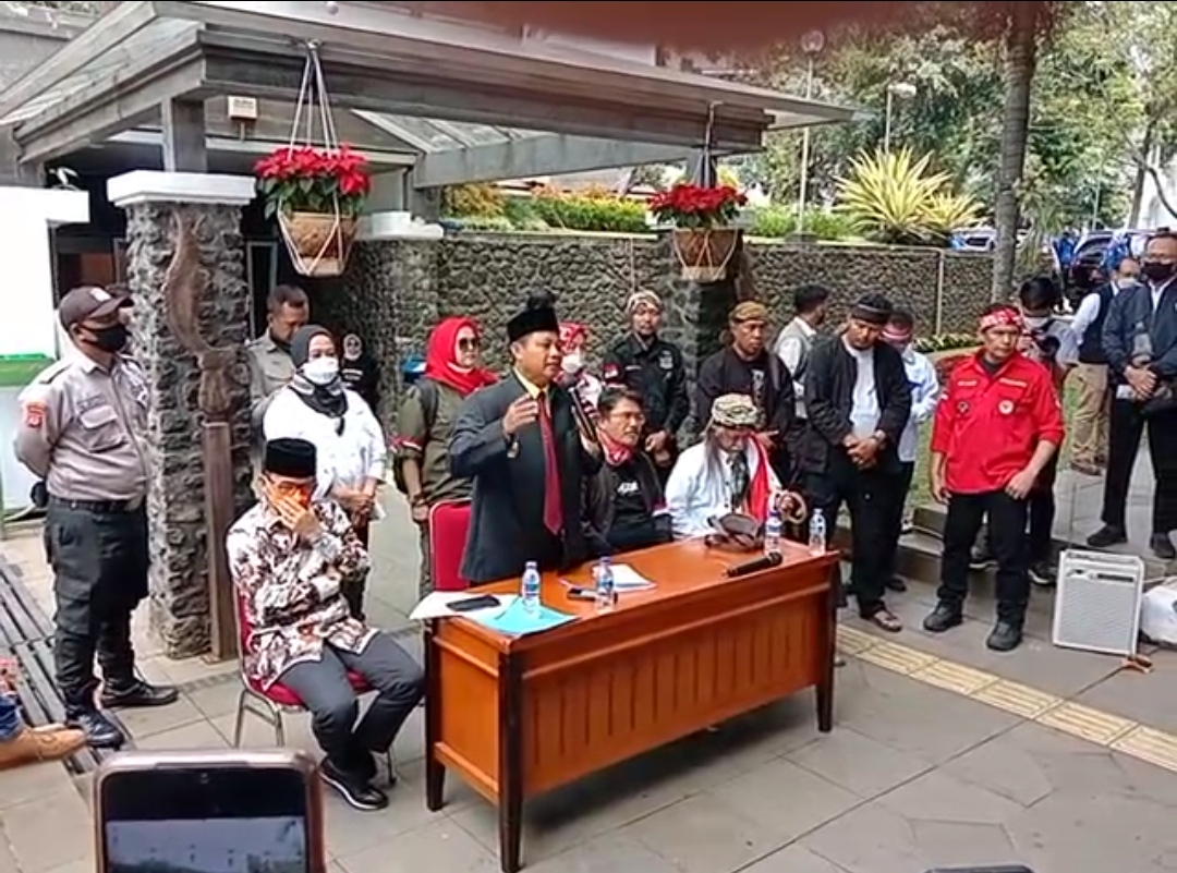 SAMMARI mendatangi Gedung Sate Bandung untuk melakukan unjuk rasa menentang kelompok-kelompok radikal.