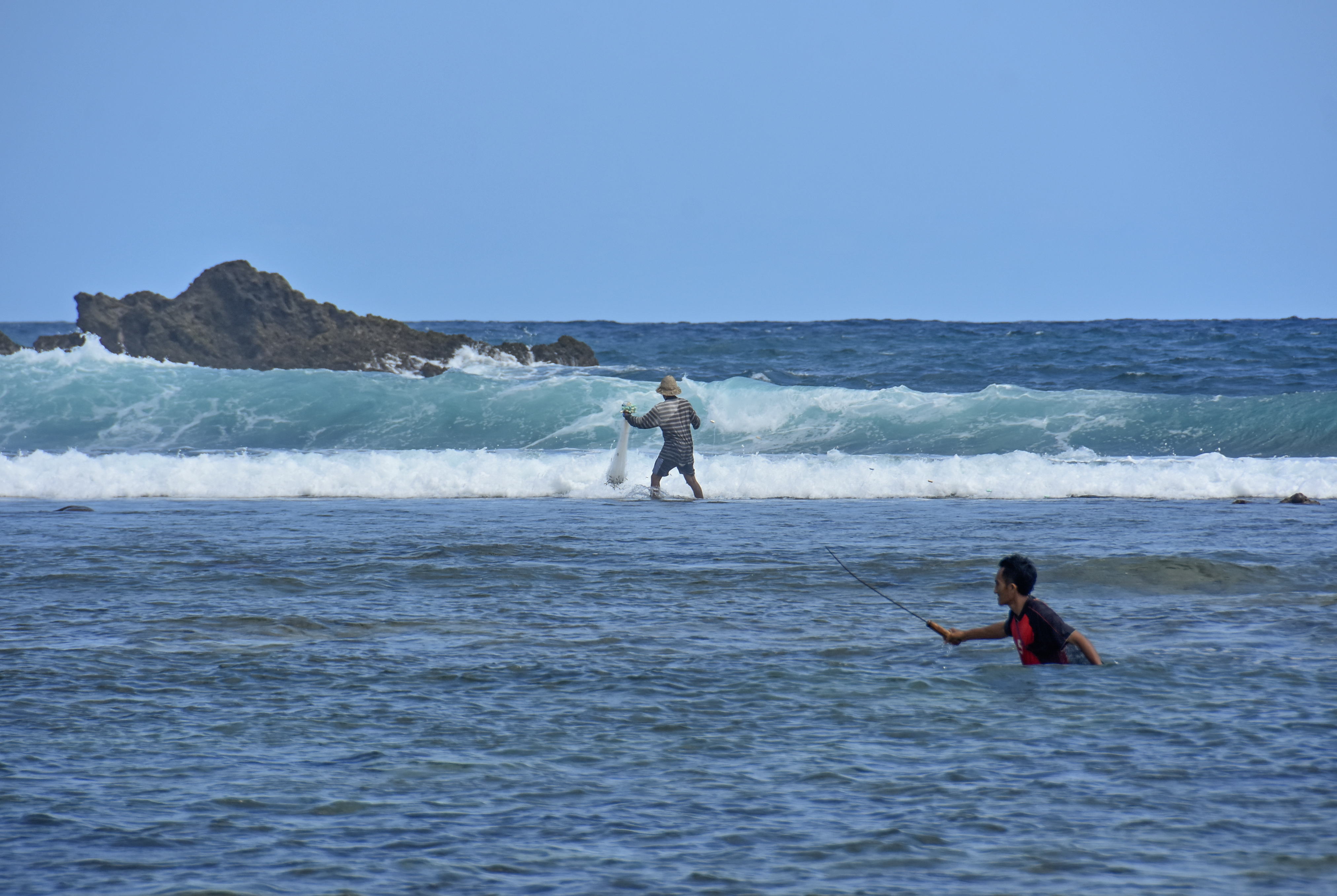 Nelayan di NTB mencari ikan dengan cara memukul-mukul air laut