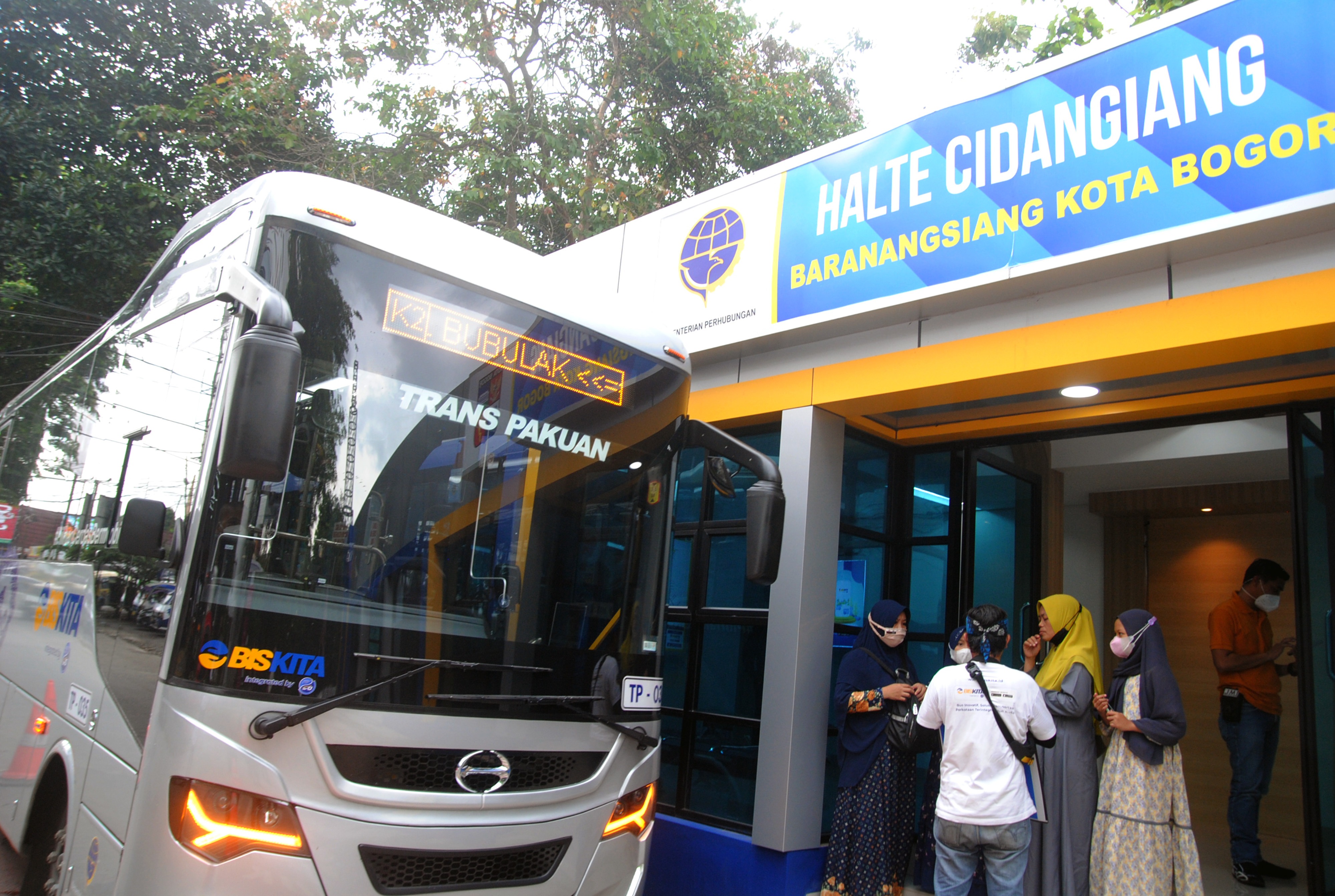 Sejumlah penumpang bersiap naik BisKita Transpakuan Bogor di Halte Cidangiang, Kota Bogor, Jawa Barat, Rabu (15/12/2021). 